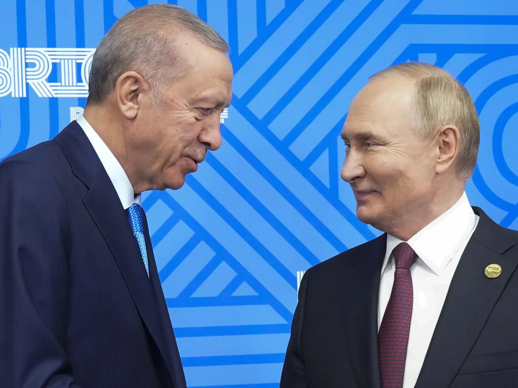 Putin zdôraznil potrebu ukončiť agresiu voči sýrskemu štátu a vyzval Ankaru, aby na to využila svoje kapacity. Obaja lídri poukázali pri tejto otázke na dôležitosť ďalšej úzkej koordinácie medzi Ruskom, Tureckom a Iránom.