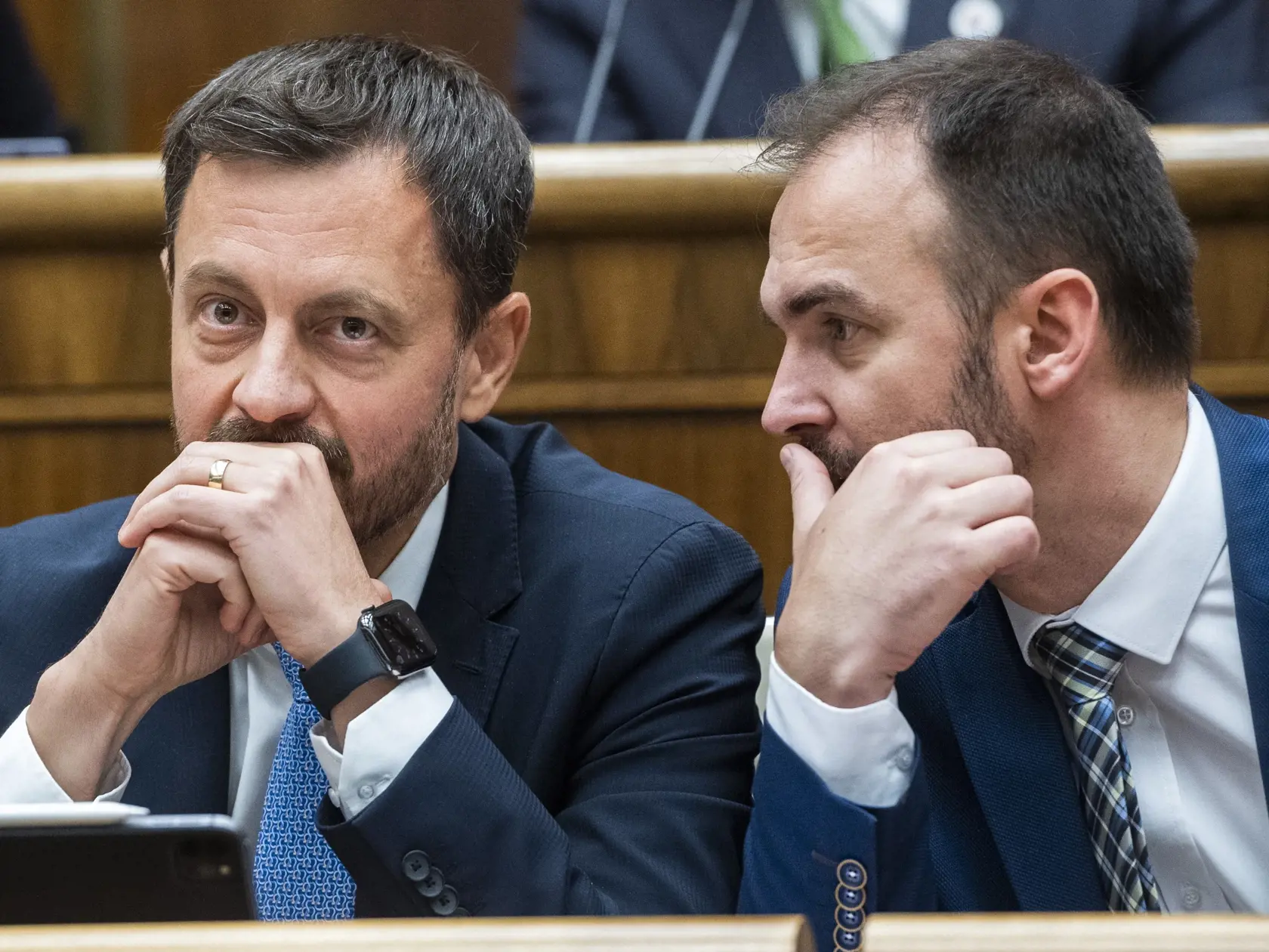 Na snímke predseda vlády SR Eduard Heger (OĽaNO) a poslanec NRSR Michal Šipoš (OĽaNO) počas 73. schôdze NRSR o odvolaní ministra financií SR Igora Matoviča v Bratislave 28. septembra 2022.