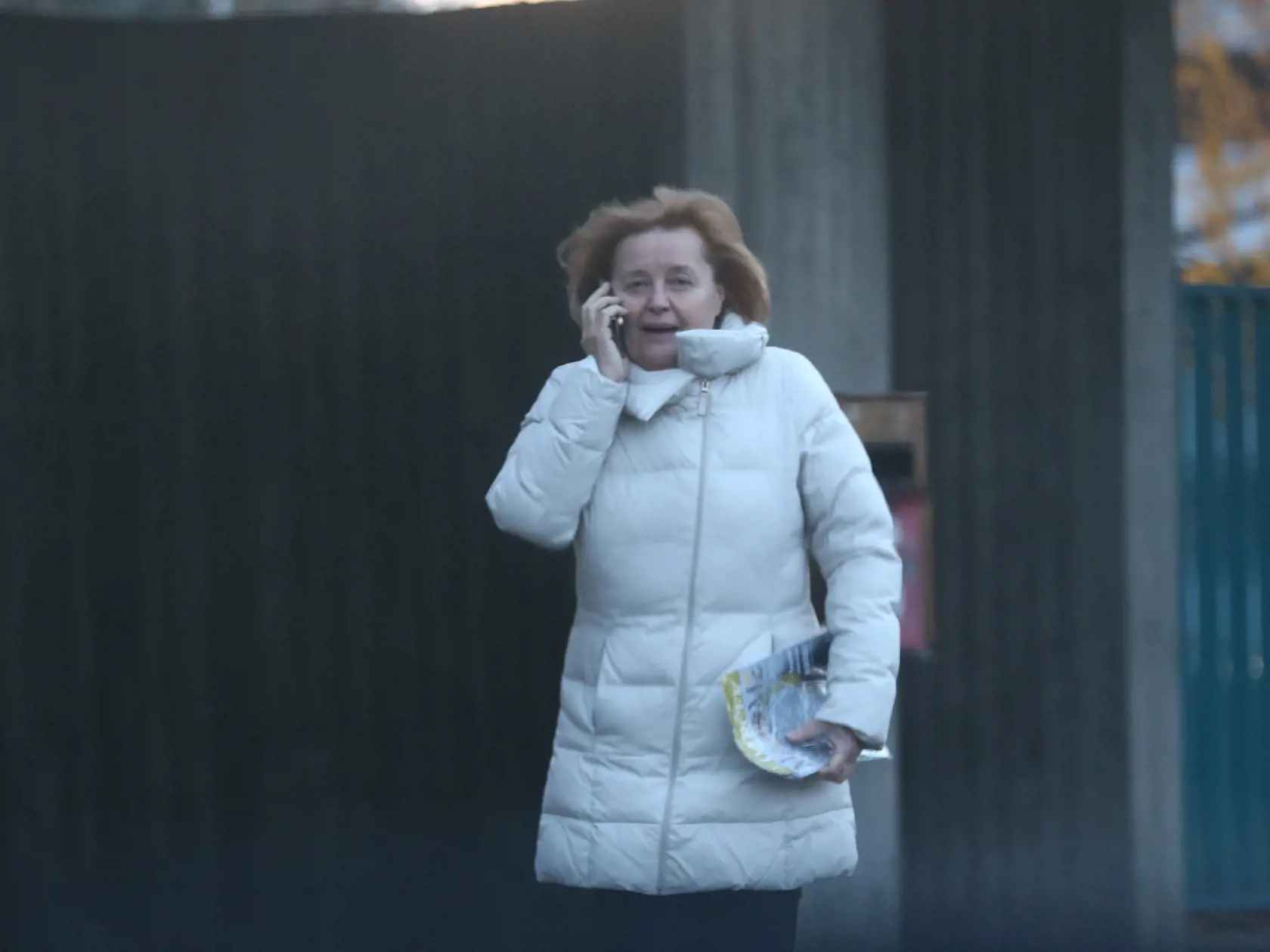 Magda Vášáryová odchádza z Národného Onkologického ústavu v Bratislave po návšteve svojho manžela Milana Lasicu, ktorý je tam hospitalizovaný