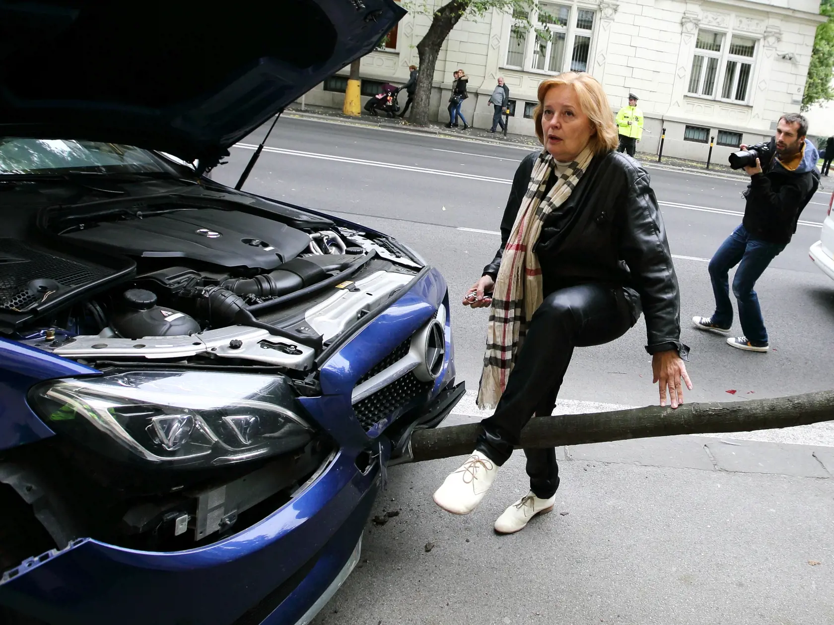 20161014 Magda Vasaryova havaria na Stefanikovej ulici, Bratislava, politika. Vodic na fiate nabural do stojaceho auta, Vasaryova nebola v aute. 