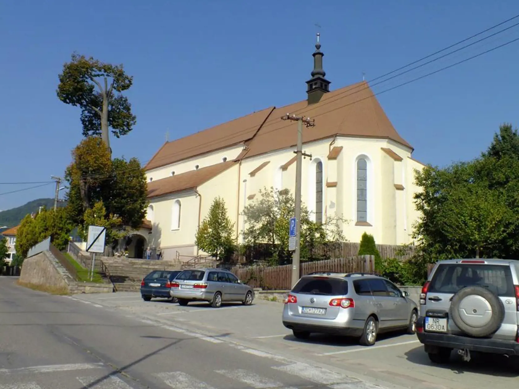 Tohtoročná výzdoba novobanského kostola je inšpirovaná Fatimským odkazom.  