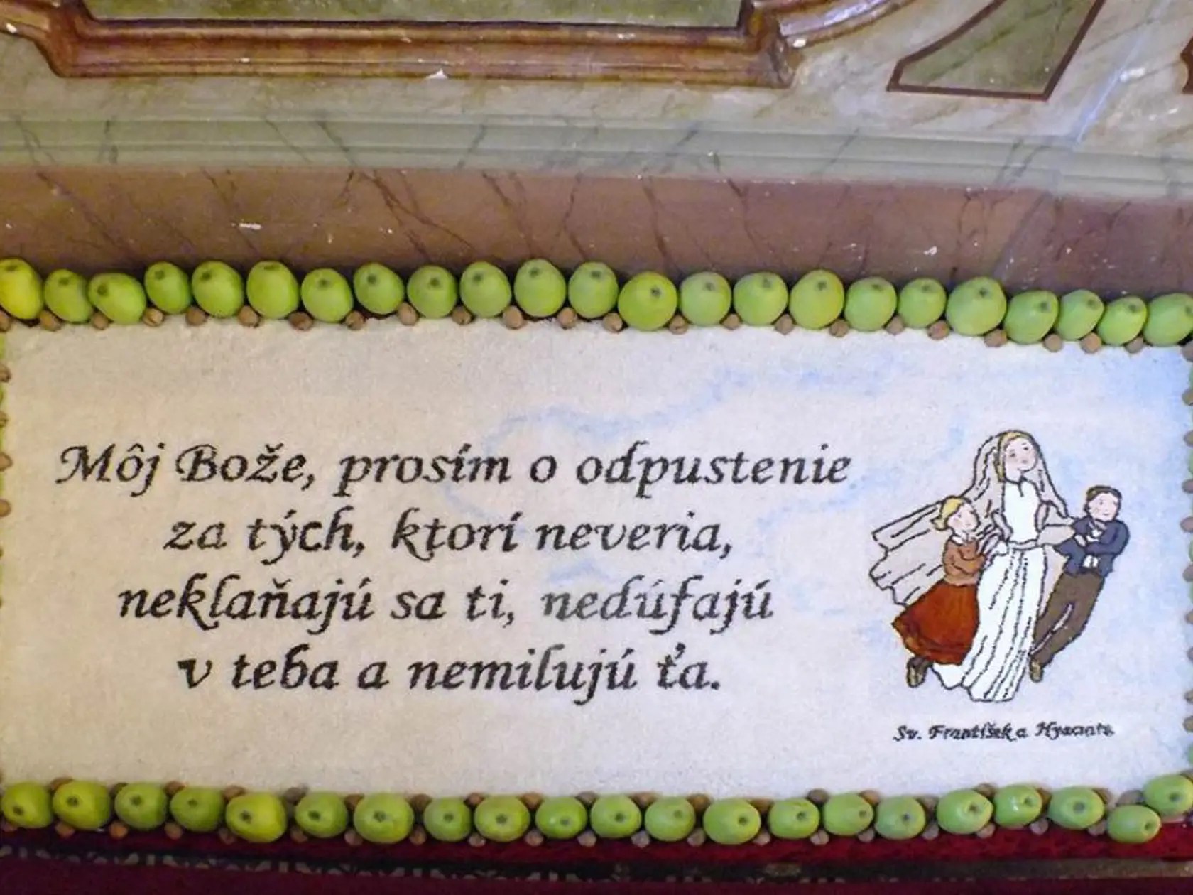 Tohtoročná výzdoba novobanského kostola je inšpirovaná Fatimským odkazom.  