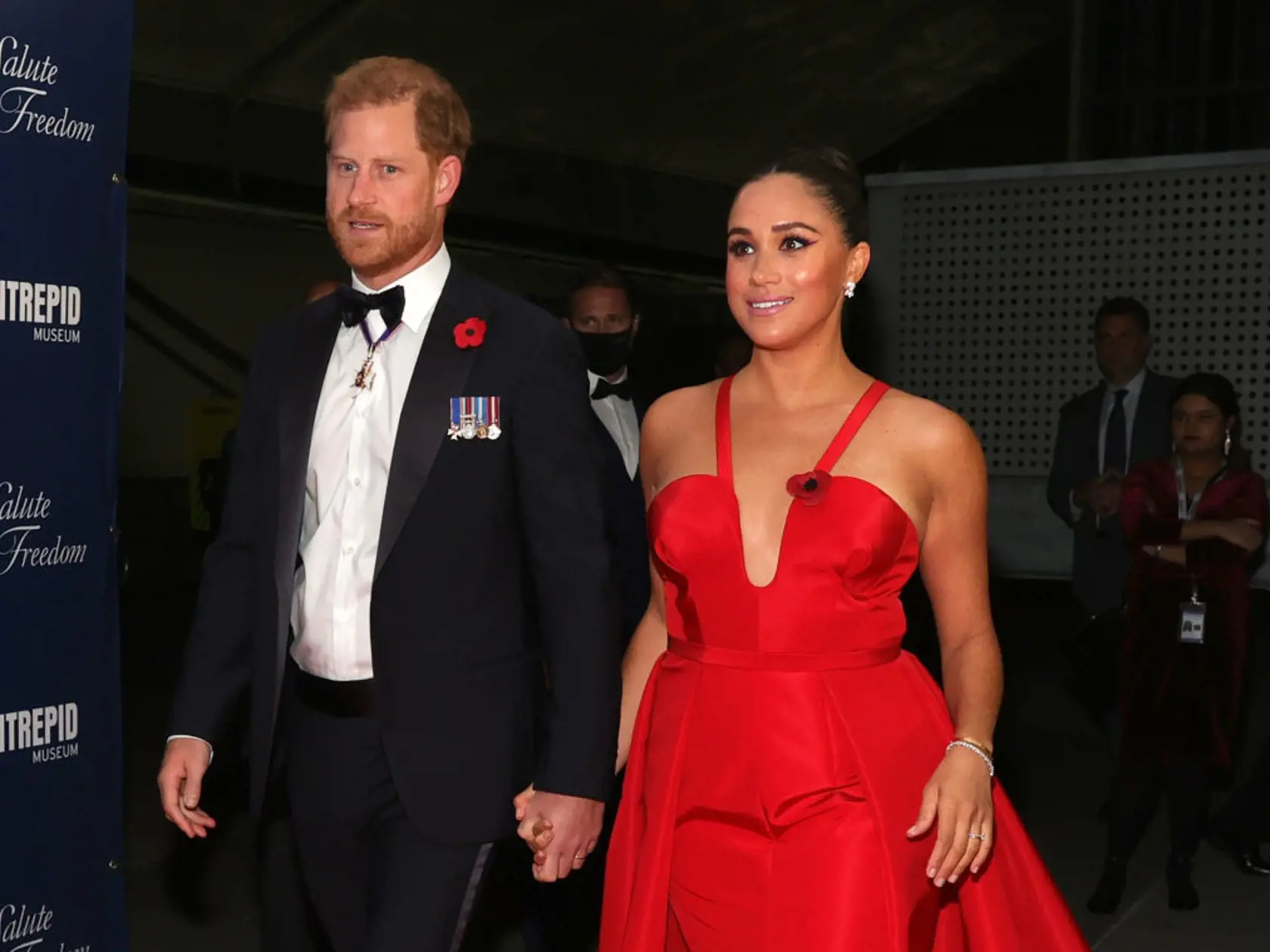 Meghan Markle pútala pohľady v ohnivo červených šatách.