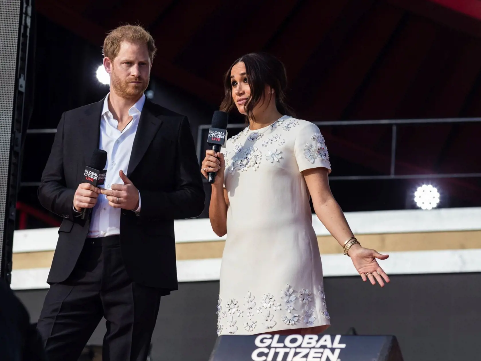 Princ Harry and Meghan Markle na Global Citizen. Meghan v bielych šatách Áčkového strihu pôsobila dievčensky.
