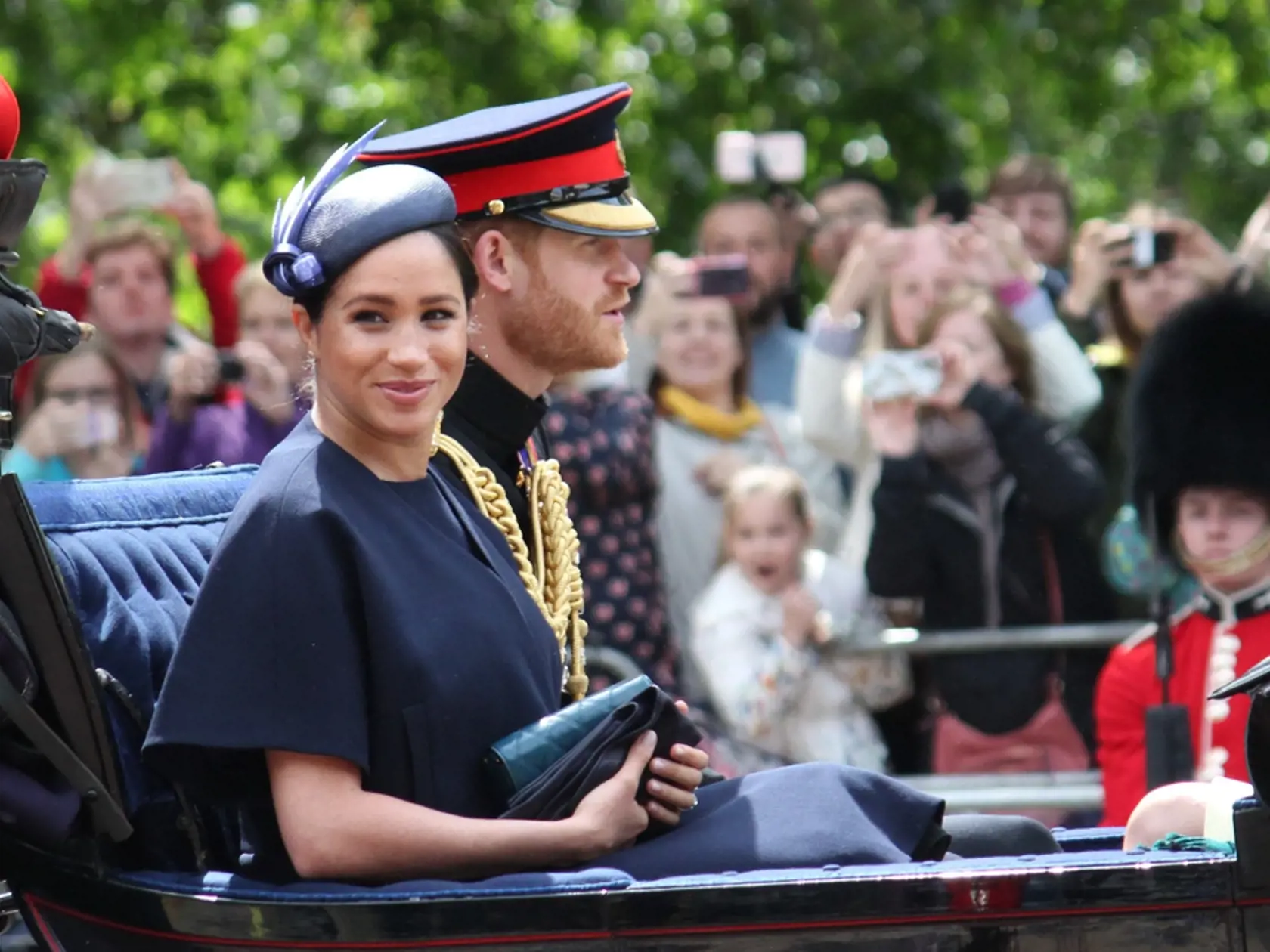 Čierna je fajn, na Meghan však rady vidíme veselšie farby.