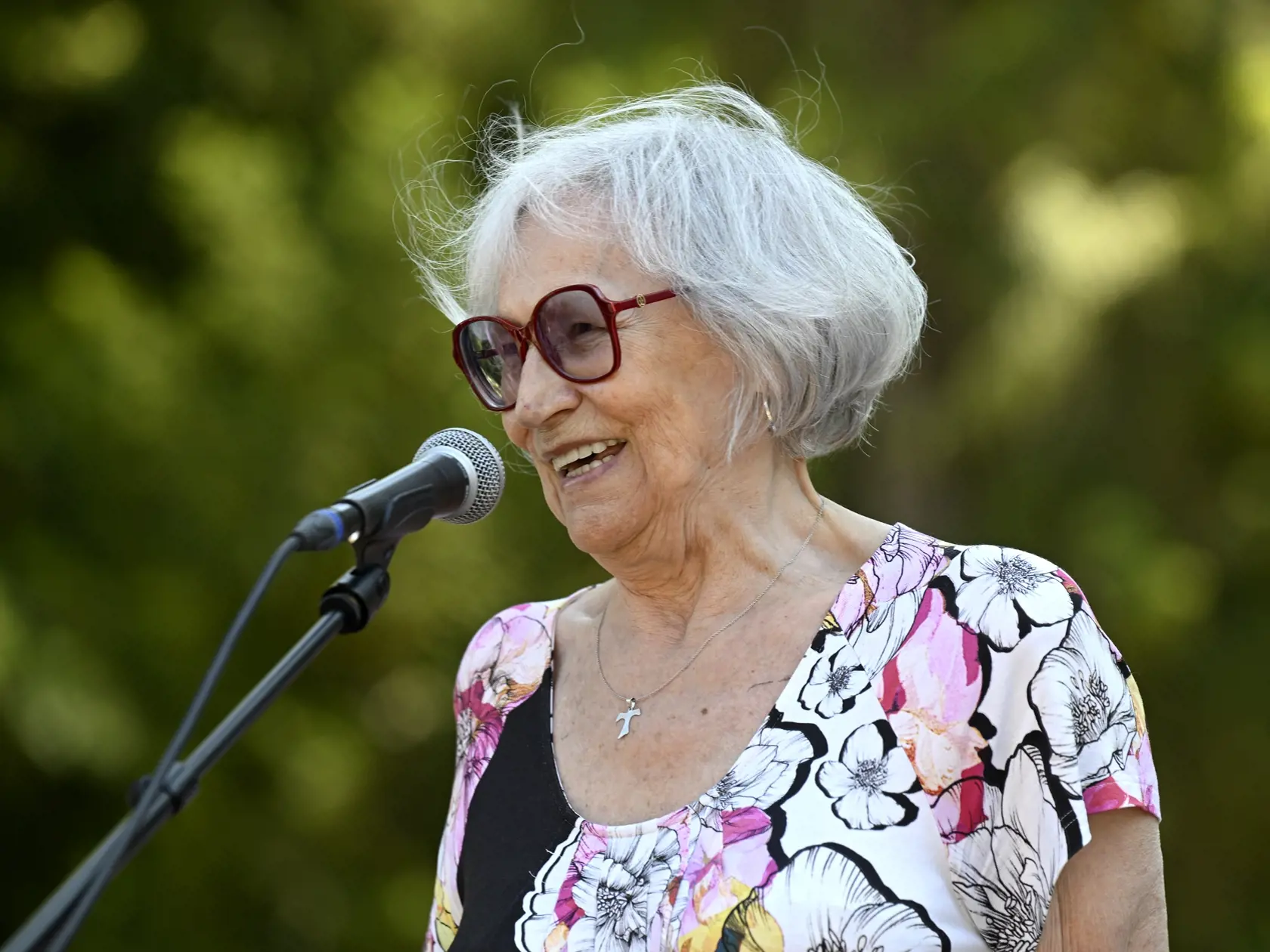 Na snímke Marta Kubišová hovorí k divákom na Moste slávy 24. júla 2022 v Trenčianskych Tepliciach. Osobnosť československej hudobnej i filmovej scény si počas festivalu Film Square prevzala ocenenie Artists Mission Award za celoživotný umelecký a spoločenský prínos. FOTO TASR - Radovan Stoklasa