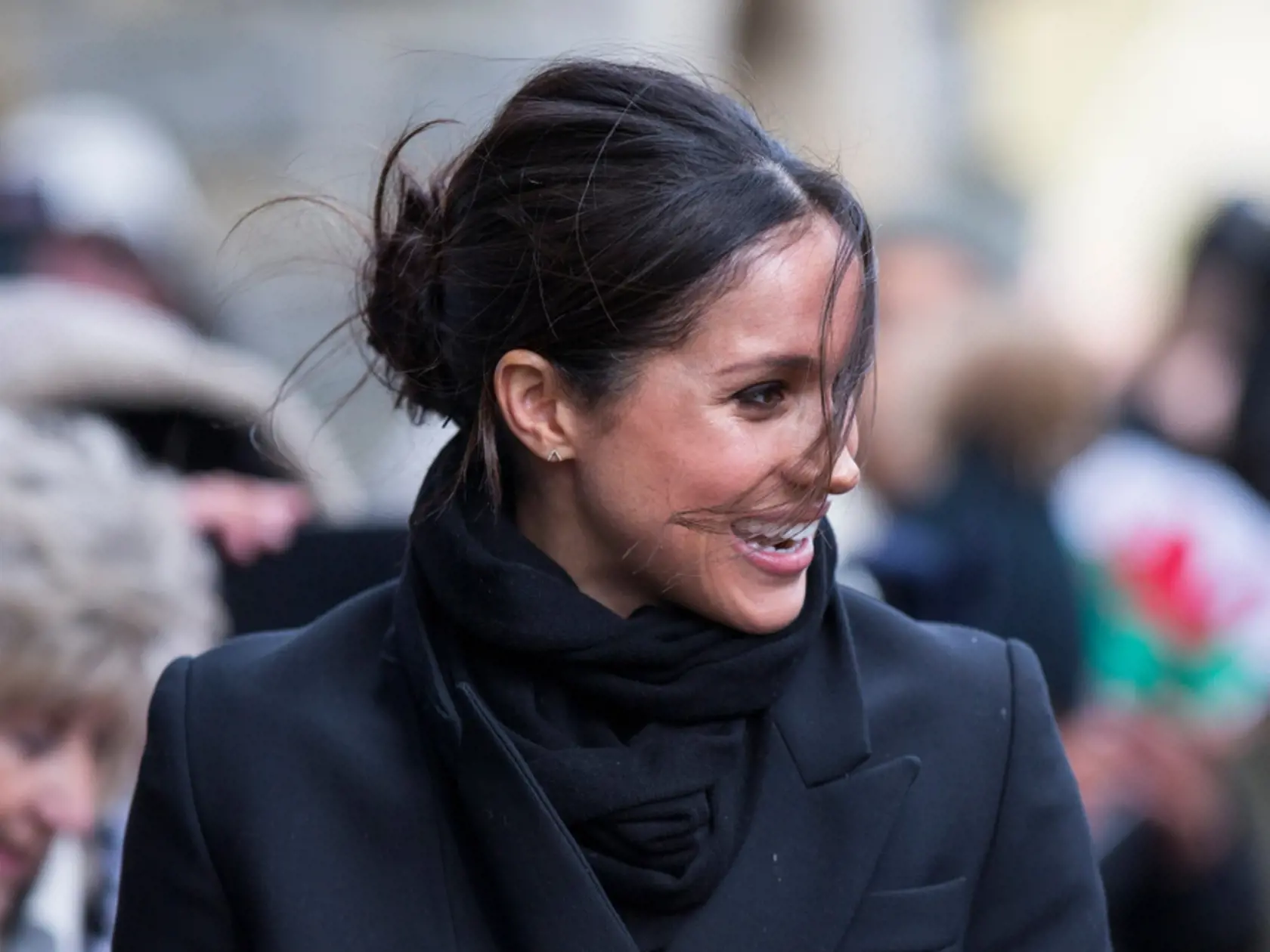 Čierna je fajn, na Meghan však rady vidíme veselšie farby.