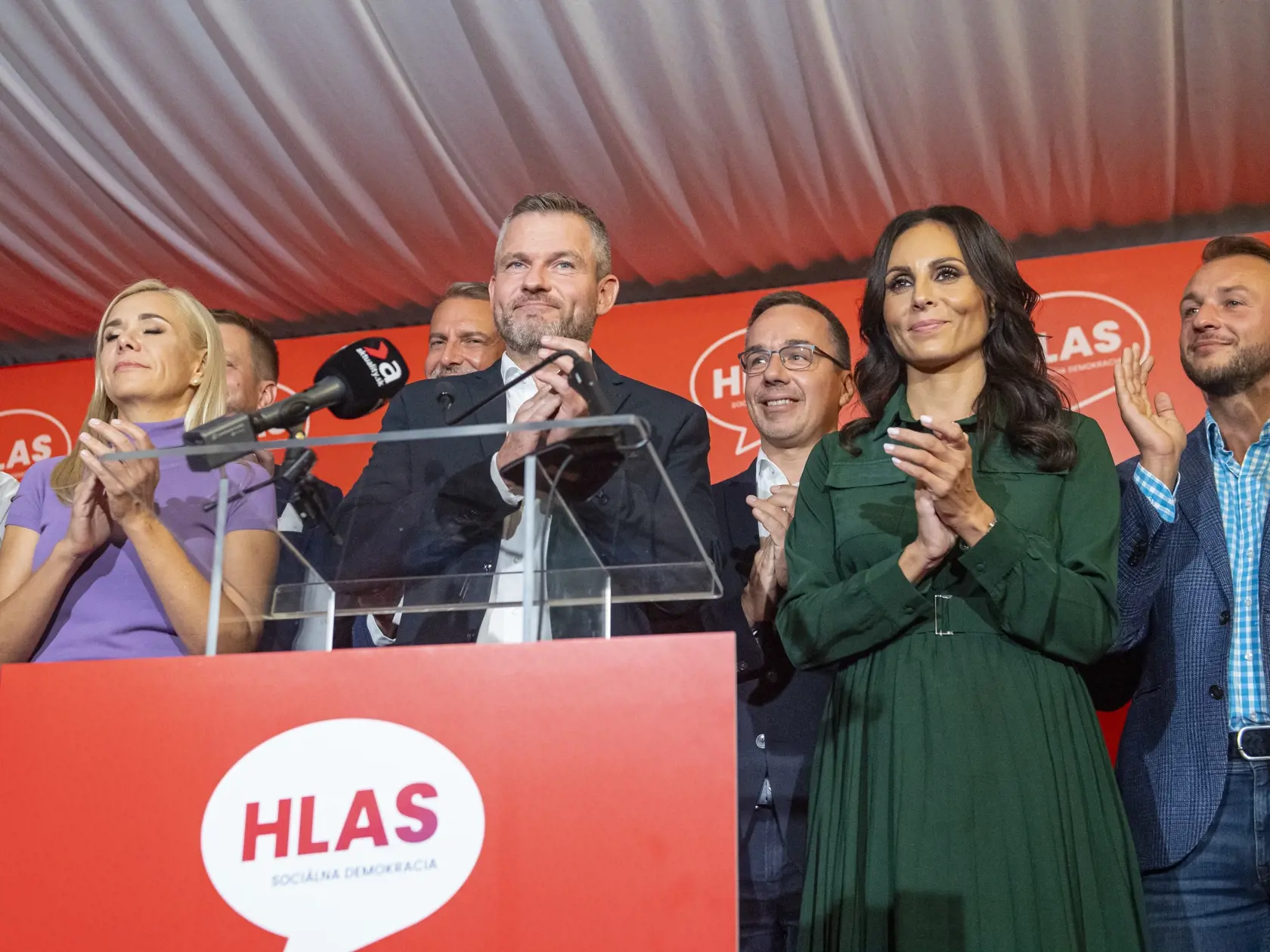 Na Slovensku sa v sobotu konali v poradí štvrté predčasné a celkovo deviate parlamentné voľby v ére samostatnej SR. Na snímke predseda strany Hlas-SD Peter Pellegrini (uprostred) a ďalší členovia strany sa účastnia na brífingu počas volebnej noci vo volebnej centrále strany v Bratislave v nedeľu 1. októbra 2023. FOTO TASR - Michal Svítok
