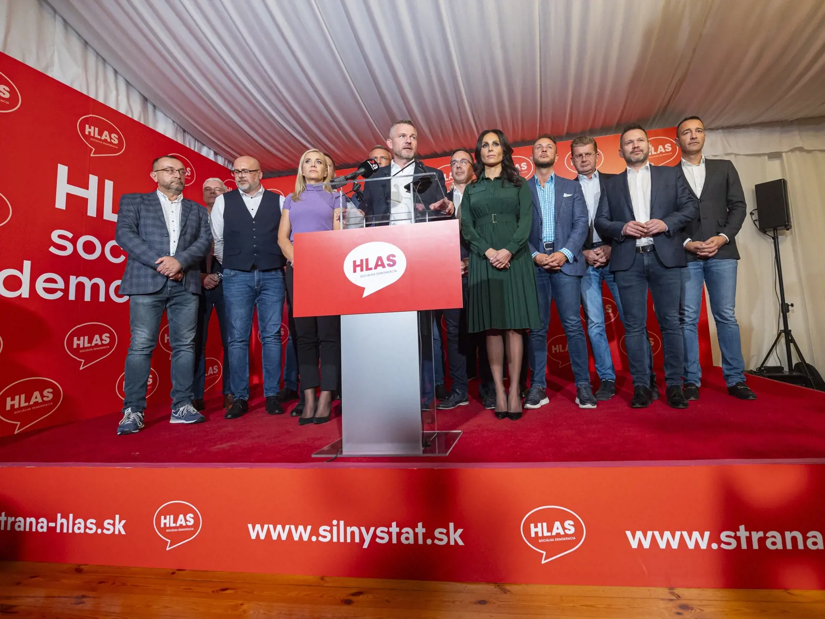 Na Slovensku sa v sobotu konali v poradí štvrté predčasné a celkovo deviate parlamentné voľby v ére samostatnej SR. Na snímke predseda strany Hlas-SD Peter Pellegrini (uprostred) a ďalší členovia strany sa účastnia na brífingu počas volebnej noci vo volebnej centrále strany v Bratislave v nedeľu 1. októbra 2023. FOTO TASR - Michal Svítok