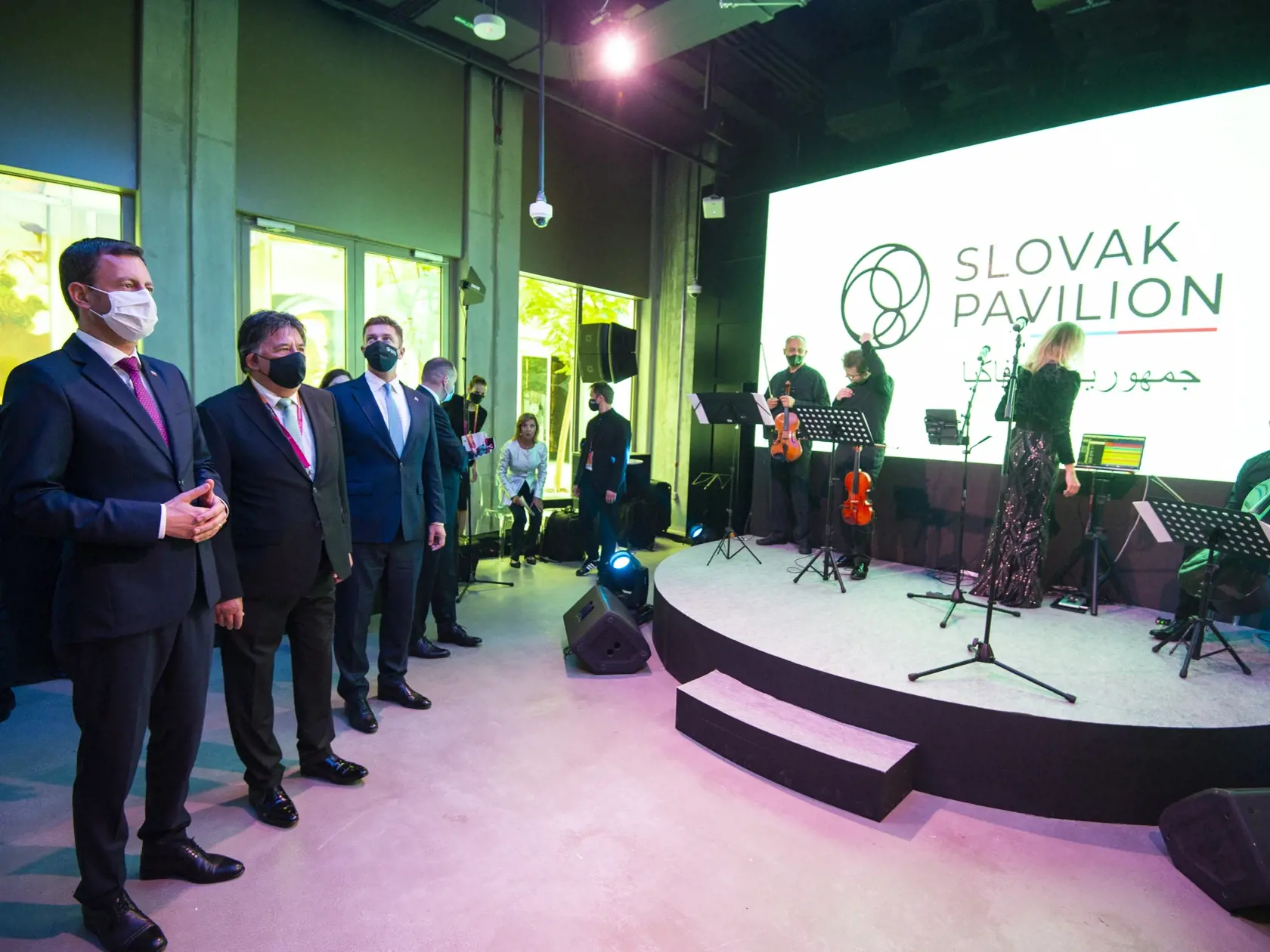 Na snímke zľava premiér Eduard Heger, minister životného prostredia Ján Budaj (obaja OĽaNO) a minister dopravy a výstavby SR Andrej Doležal (nominant Sme rodina) počas slávnostnej prezentácie slovenského pavilónu na Svetovej výstave Expo Dubaj 2020 v Dubaji v piatok 15. októbra. FOTO TASR - Jakub Kotian