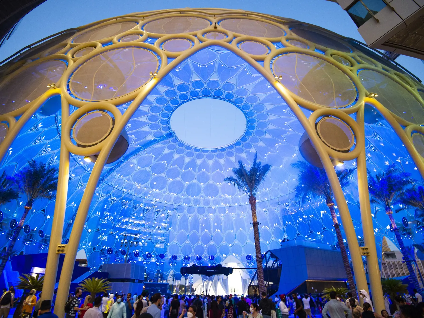 Na snímke návštevníci pod hlavnou kupolou na svetovej výstave EXPO Dubaj 2020 v Spojených arabských emirátoch v sobotu 17. októbra 2021 v Dubaji. FOTO TASR - Jakub Kotian