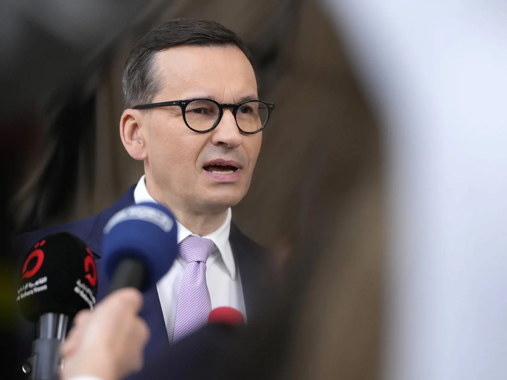 KK15 Brusel - Poľský premiér Mateusz Morawiecki poskytuje rozhovor počas príchodu na druhý deň summitu EÚ v sídle Európskej rady v Bruseli 30. júna 2023. Dvojdňový summit EÚ (29.-30.6) sa venuje viacerým témam, prioritou je však Ukrajina, migrácia a vzťahy EÚ s Čínou. Ďalšími témami sú príprava summitu EÚ s krajinami Južnej Ameriky a Karibiku a napätá situácia v Tunisku. FOTO TASR/AP

Poland's Prime Minister Mateusz Morawiecki speaks with the media as he arrives for an EU summit at the European 