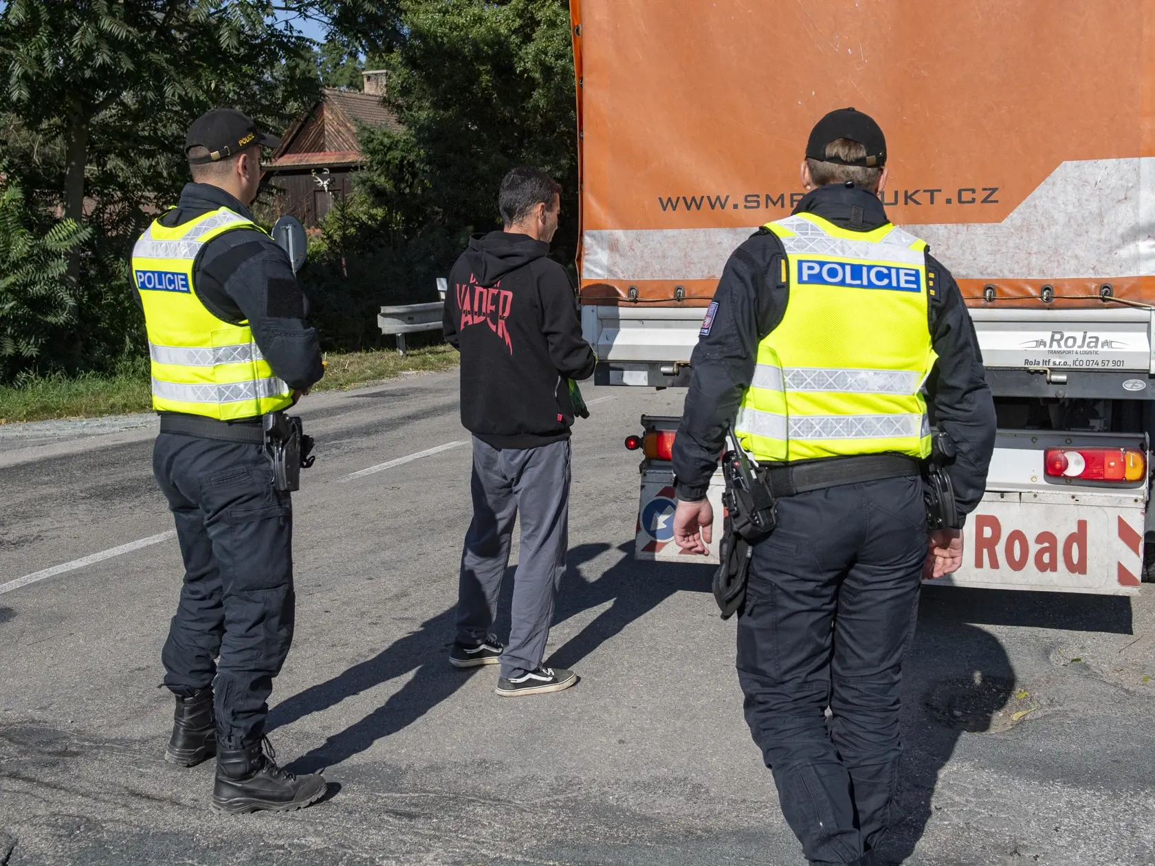 Na snímke českí policajti náhodne kontrolujú nákladné motorové vozidlo na česko-slovenskej hranici pri meste Lanžhot v stredu 4. októbra 2023. Česko zaviedlo od polnoci z utorka na stredu náhodné kontroly po celej dĺžke hranice so SR. Vláda chce takto bojovať proti prevádzačom a nelegálnej migrácii. Kontroly na hraniciach so Slovenskom zaviedlo v rovnakom čase aj Poľsko a Rakúsko. Platiť by mali do 13. októbra, ich prípadné predĺženie bude podľa českej vlády závisieť od aktuálnej situácie. FOTO 