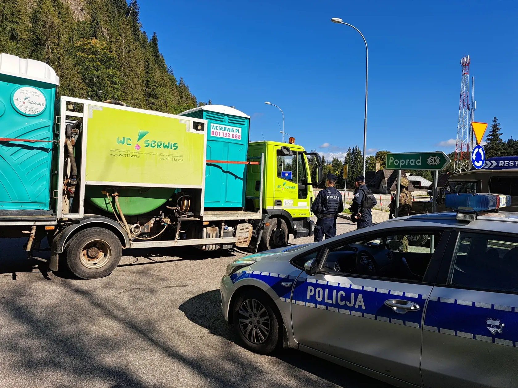 V Tatranskej Javorine, okres Poprad, v noci na stredu 4. októbra 2023 taktiež zatvorili jeden z hraničných priechodov. Cez Lysú Poľanu sa autá nedostanú, hranicu medzi Podspádami a Jurgowom kontrolujú poľskí vojaci. Starosta obce Miroslav Michaľák TASR potvrdil, že väčšie problémy zatiaľ nezaznamenali, ľudia sú však z tejto situácie prekvapení. Na snímke dočasne uzavretý hraničný priechod Lysá Poľana v stredu 4. októbra 2023. Poľsko od stredy 0.00 h dočasne obnovilo kontroly na hraniciach so Slo