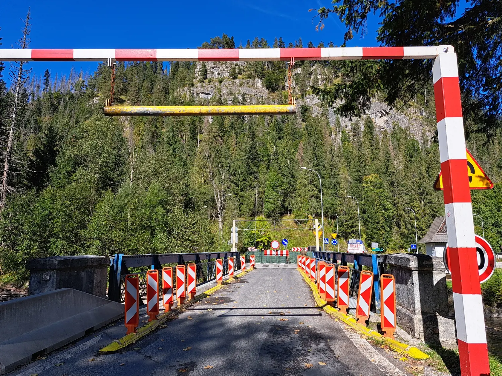 V Tatranskej Javorine, okres Poprad, v noci na stredu 4. októbra 2023 taktiež zatvorili jeden z hraničných priechodov. Cez Lysú Poľanu sa autá nedostanú, hranicu medzi Podspádami a Jurgowom kontrolujú poľskí vojaci. Starosta obce Miroslav Michaľák TASR potvrdil, že väčšie problémy zatiaľ nezaznamenali, ľudia sú však z tejto situácie prekvapení. Na snímke dočasne uzavretý hraničný priechod Lysá Poľana v stredu 4. októbra 2023. Poľsko od stredy 0.00 h dočasne obnovilo kontroly na hraniciach so Slo