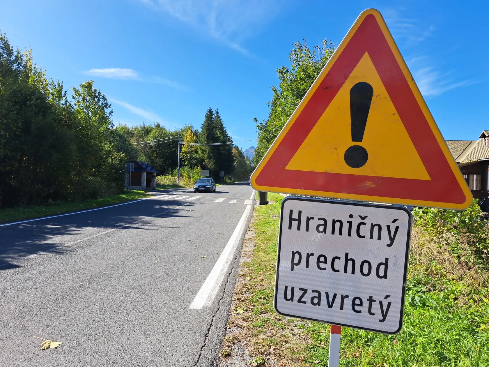 V Tatranskej Javorine, okres Poprad, v noci na stredu 4. októbra 2023 taktiež zatvorili jeden z hraničných priechodov. Cez Lysú Poľanu sa autá nedostanú, hranicu medzi Podspádami a Jurgowom kontrolujú poľskí vojaci. Starosta obce Miroslav Michaľák TASR potvrdil, že väčšie problémy zatiaľ nezaznamenali, ľudia sú však z tejto situácie prekvapení. Na snímke dočasné dopravné značenie, ktoré vodičov informuje o uzatvorení hraničného priechodu Lysá Poľana v stredu 4. októbra 2023. Poľsko od stredy 0.0