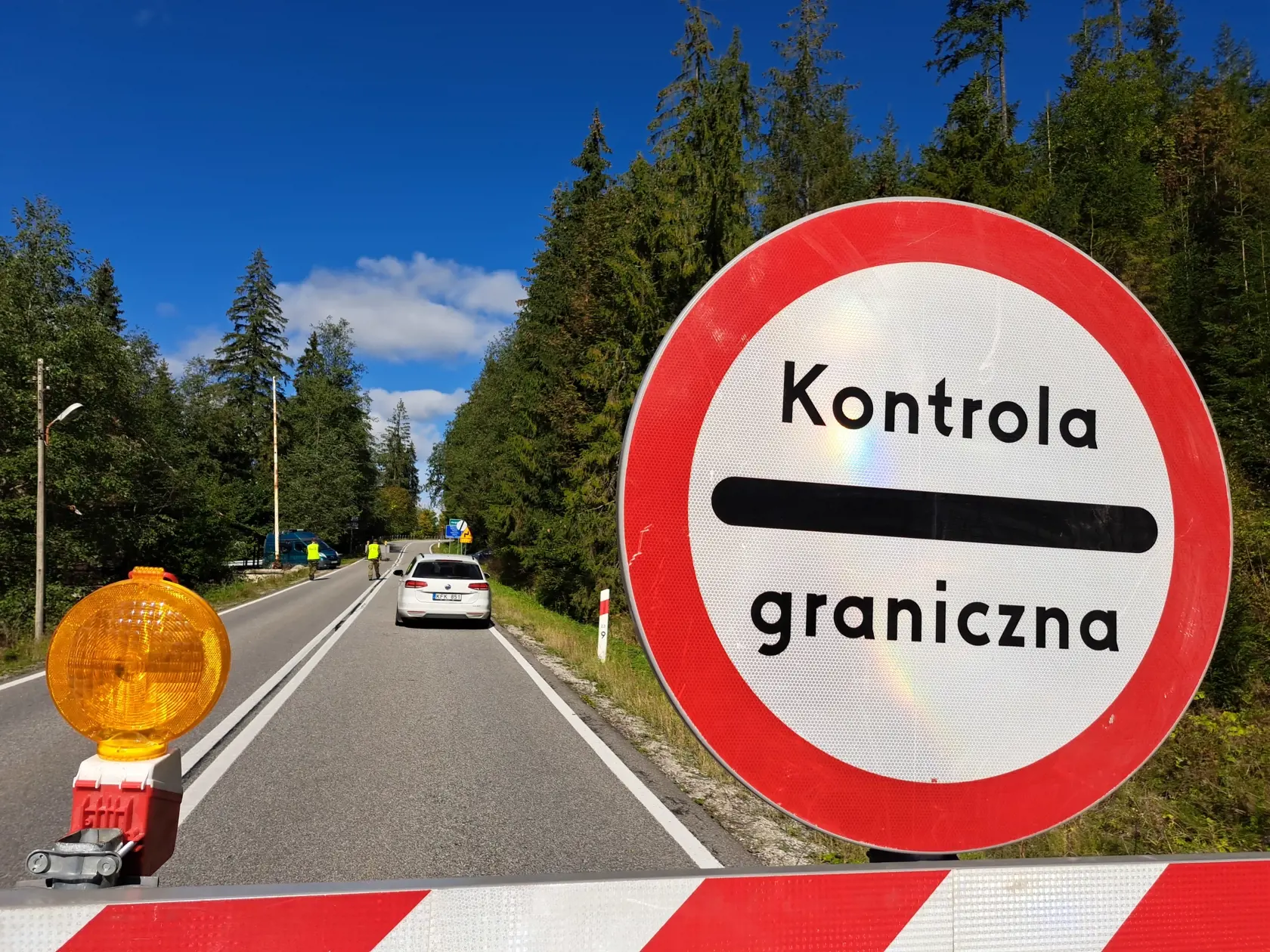 V Tatranskej Javorine, okres Poprad, v noci na stredu 4. októbra 2023 taktiež zatvorili jeden z hraničných priechodov. Cez Lysú Poľanu sa autá nedostanú, hranicu medzi Podspádami a Jurgowom kontrolujú poľskí vojaci. Starosta obce Miroslav Michaľák TASR potvrdil, že väčšie problémy zatiaľ nezaznamenali, ľudia sú však z tejto situácie prekvapení. Na snímke tabuľa oznamujúca kontrolu na hraničnom priechode Podspády, okres Poprad v stredu 4. októbra 2023. Poľsko od stredy 0.00 h dočasne obnovilo kon