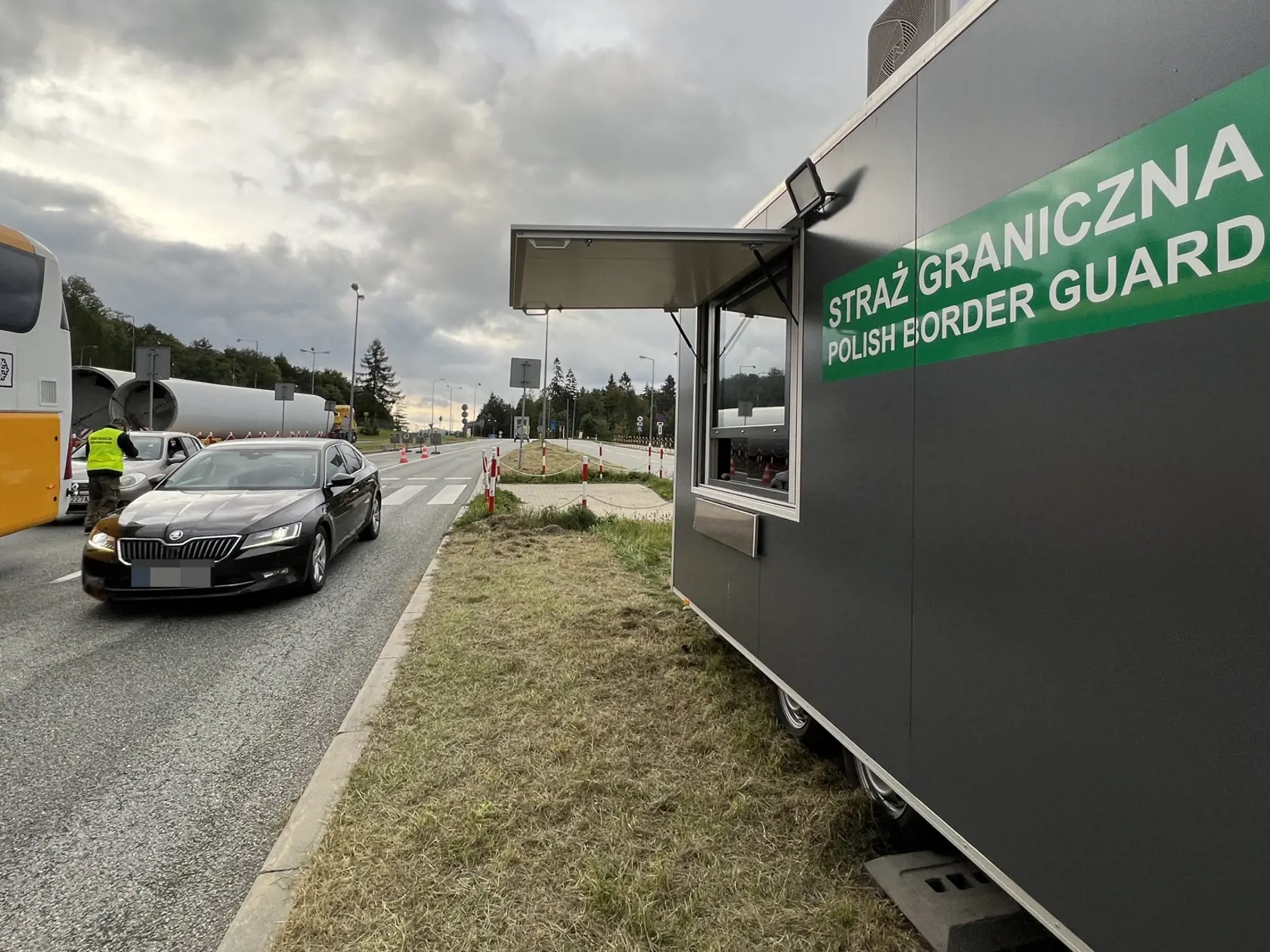 Poľsko zaviedlo od polnoci z utorka na stredu 4. októbra 2023 náhodné kontroly so SR. Vláda chce takto bojovať proti prevádzačom a nelegálnej migrácii. Kontroly na hraniciach so Slovenskom zaviedlo v rovnakom čase aj Česko a Rakúsko. Na snímke kontroly na poľsko - slovenskom hraničnom priechode Barwinek - Vyšný Komárnik 4. októbra 2023. FOTO TASR - Maroš Černý