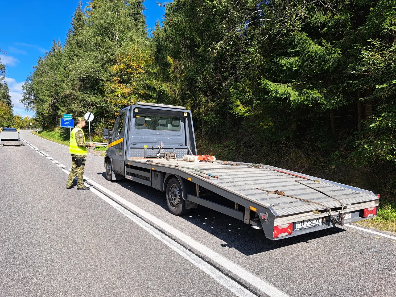 V Tatranskej Javorine, okres Poprad, v noci na stredu 4. októbra 2023 taktiež zatvorili jeden z hraničných priechodov. Cez Lysú Poľanu sa autá nedostanú, hranicu medzi Podspádami a Jurgowom kontrolujú poľskí vojaci. Starosta obce Miroslav Michaľák TASR potvrdil, že väčšie problémy zatiaľ nezaznamenali, ľudia sú však z tejto situácie prekvapení. Na snímke poľský vojak kontroluje osobné vozidlo na hranici medzi Podspádami a Jurgowom v stredu 4. októbra 2023. Poľsko od stredy 0.00 h dočasne obnovil