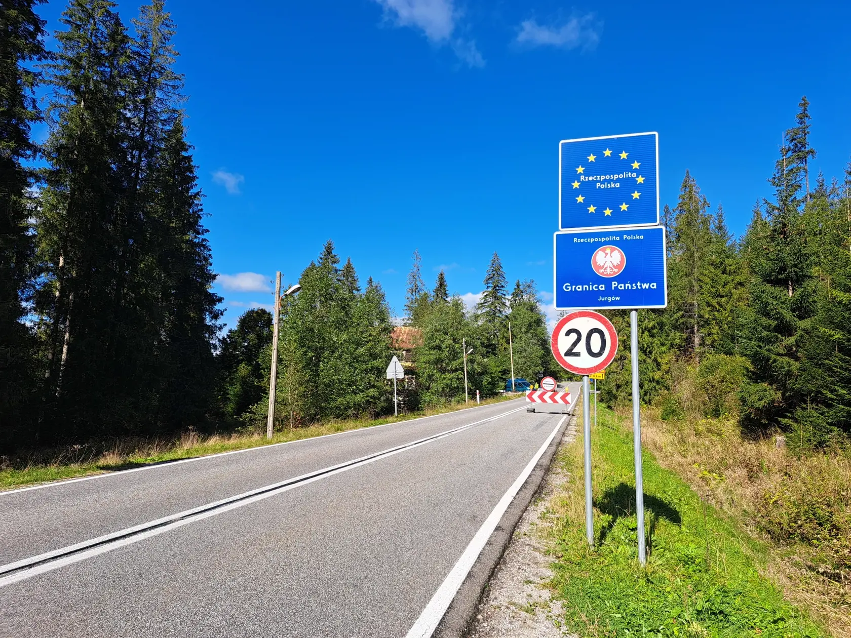 V Tatranskej Javorine, okres Poprad, v noci na stredu 4. októbra 2023 taktiež zatvorili jeden z hraničných priechodov. Cez Lysú Poľanu sa autá nedostanú, hranicu medzi Podspádami a Jurgowom kontrolujú poľskí vojaci. Starosta obce Miroslav Michaľák TASR potvrdil, že väčšie problémy zatiaľ nezaznamenali, ľudia sú však z tejto situácie prekvapení. Na snímke hraničný priechod medzi Podspádami a Jurgowom v stredu 4. októbra 2023. Poľsko od stredy 0.00 h dočasne obnovilo kontroly na hraniciach so Slov