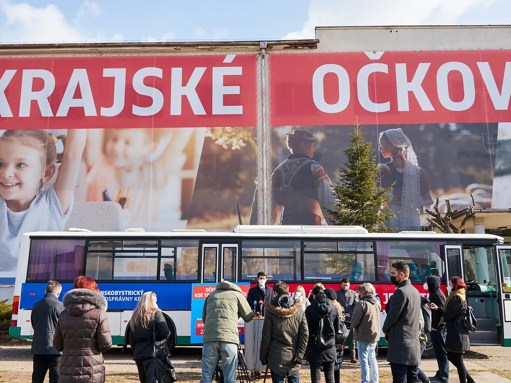 V týchto dňoch môžu byť niektorým záujemcom o očkovanie, ktorým už boli poslané časy ich vakcinácie, pridelené NCZI nové termíny očkovania.