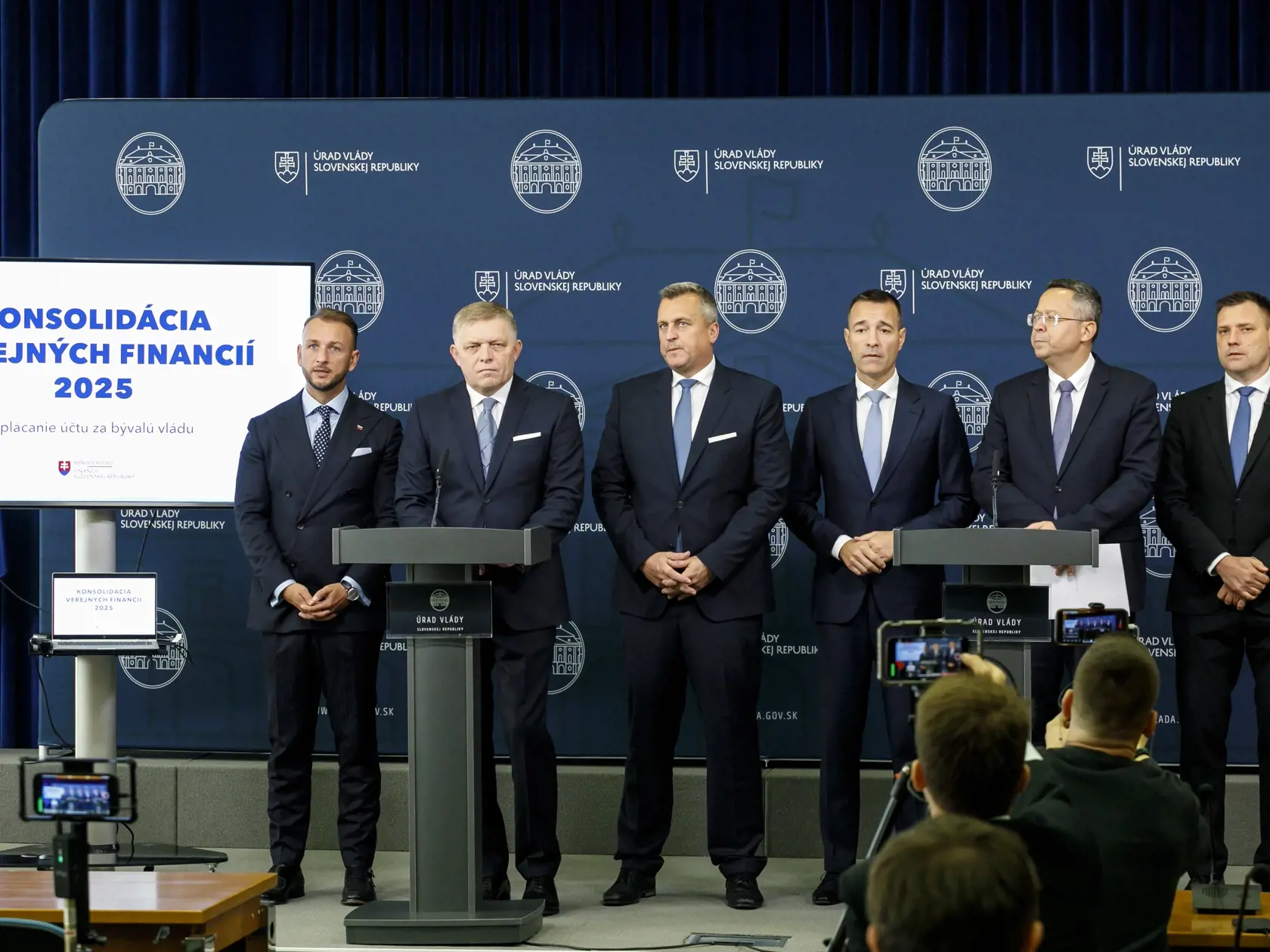 Na snímke zľava minister vnútra SR Matúš Šutaj Eštok (Hlas-SD), predseda vlády SR Robert Fico (Smer-SD), podpredseda NR SR Andrej Danko (SNS), minister školstva, výskumu, vývoja a mládeže SR Tomáš Drucker (Hlas-SD), minister financií SR Ladislav Kamenický (Smer-SD) a podpredseda vlády a minister životného prostredia SR Tomáš Taraba (nominant SNS) počas tlačovej konferencie na tému Konsolidácia verejných financií - splácanie účtu za bývalú vládu.  V Bratislave, 17. septembra 2024. FOTO TASR - Dan
