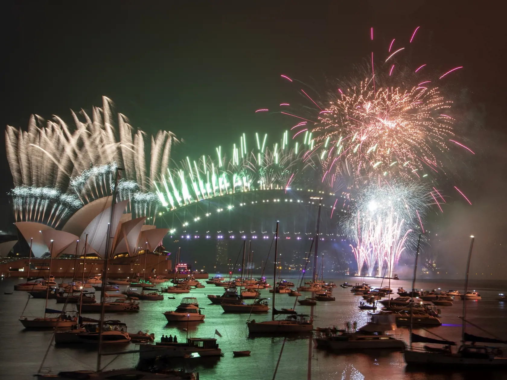 KK33 Sydney - Ohňostroj exploduje nad budovou Opery a mostom Sydney Harbour počas novoročných osláv v austrálskom Sydney 1. januára 2021. FOTO TASR/AP 

Fireworks explode over the Sydney Opera House and Harbour Bridge as New Year celebrations begin in Sydney, Australia, Friday, Jan. 1, 2021. One million people would usually crowd the Sydney Harbor to watch the annual fireworks that center on the Sydney Harbour Bridge. But this year authorities advised revelers to watch the fireworks on televisio