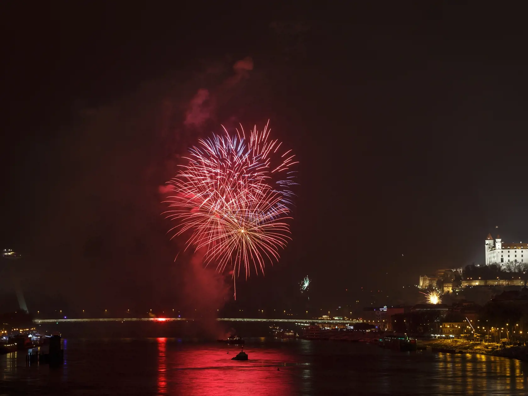 Polnocny ohnostroj na oslavu noveho roka 2015 v Bratislave