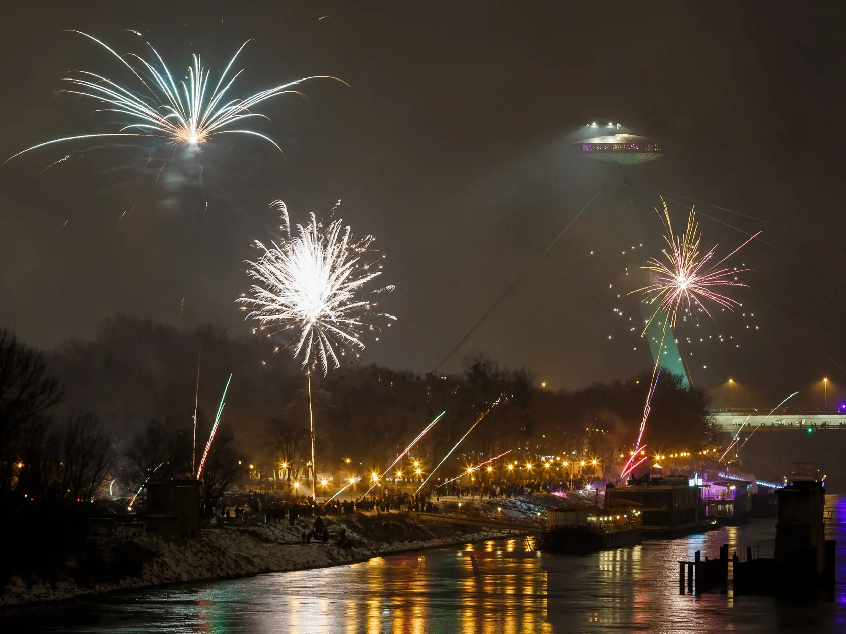 Polnocny ohnostroj na oslavu noveho roka 2015 v Bratislave