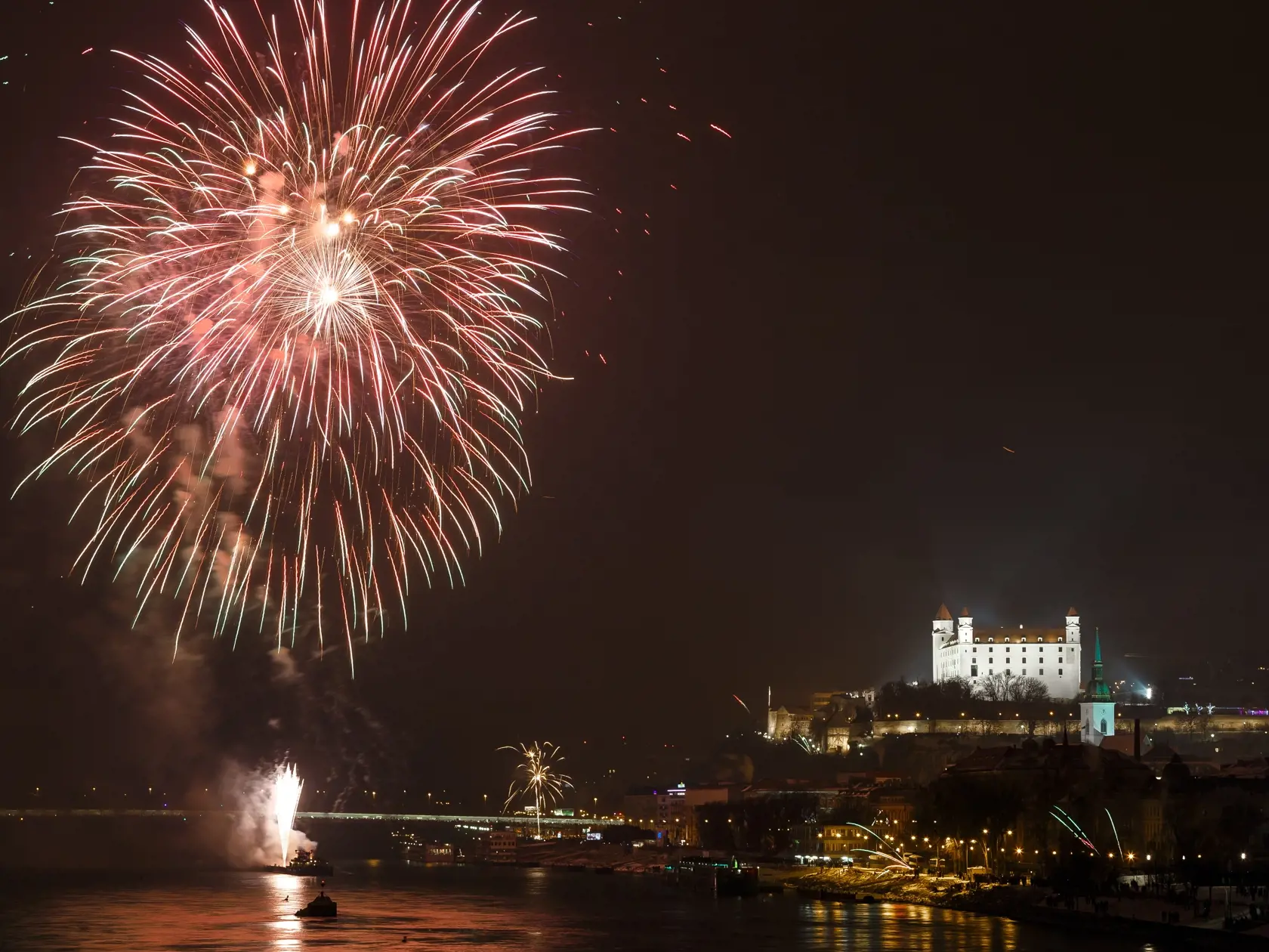 Polnocny ohnostroj na oslavu noveho roka 2015 v Bratislave