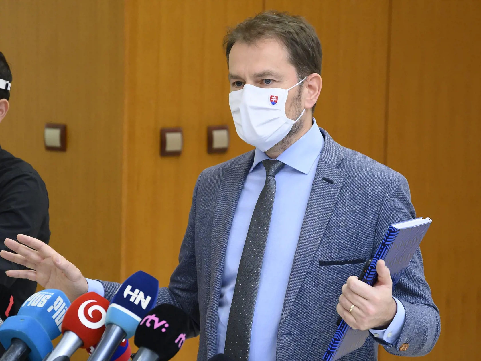 Matovič vo svojom statuse na sociálnej sieti avizuje, že v pondelok dopoludnia zasadne opätovne konzílium a bude riešiť okrem iných tém aj možné otvorenie fitness centier a ostatných vnútorných športovísk.
