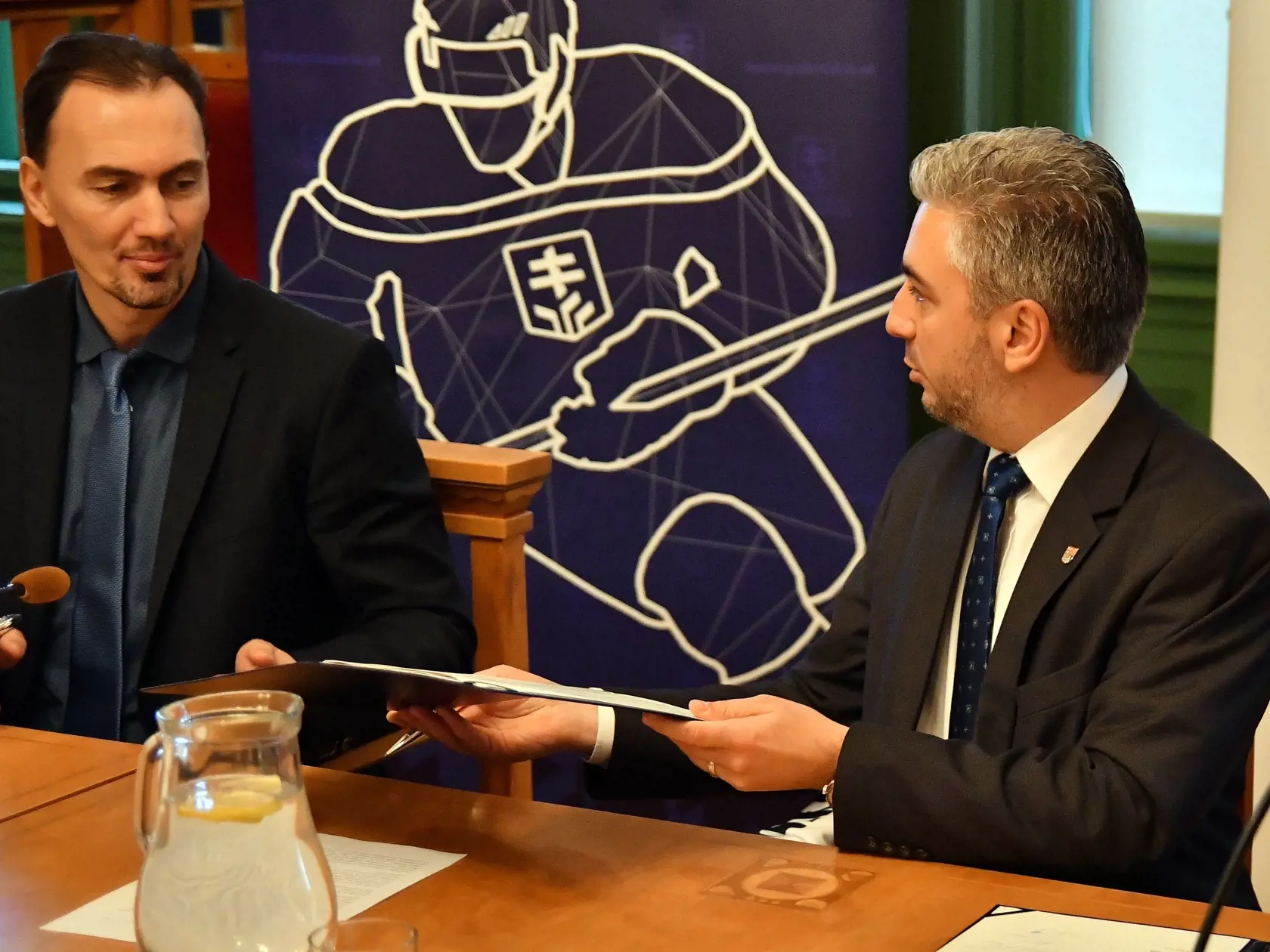 Na snímke zľava prezident SZĽH Miroslav Šatan a predseda KSK Rastislav Trnka počas podpisu Dohody o spolupráci projektu hokejovej akadémie v Košickom kraji, v Košiciach 19. decembra 2019. FOTO TASR - Roman Hanc