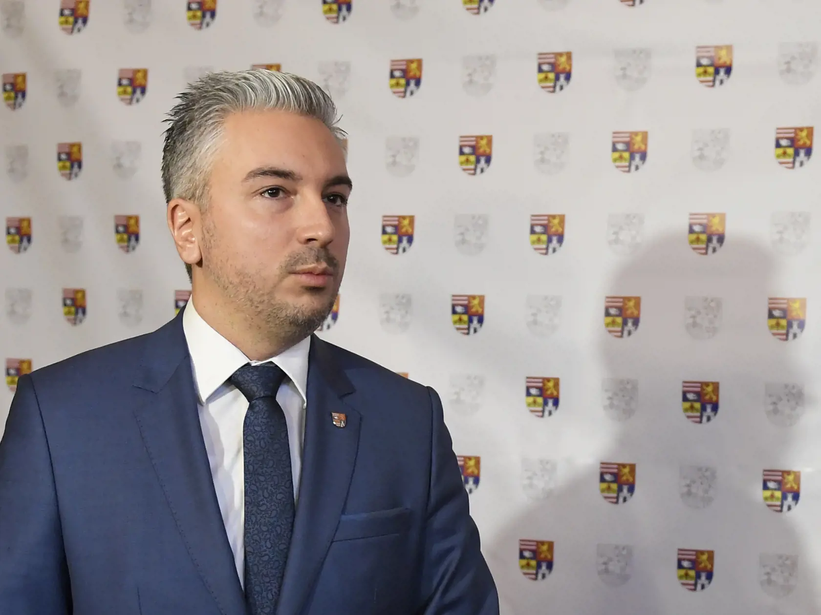Na snímke predseda Košického samosprávneho kraja (KSK) Rastislav Trnka počas mimoriadneho brífingu v súvislosti so zásahom NAKA pre kauzu predraženého nájmu elokovaného pracoviska v Sečovciach, ktorá patrí pod Spojenú školu Dobšiná. Košice 22. januára 2020. FOTO TASR – František Iván 