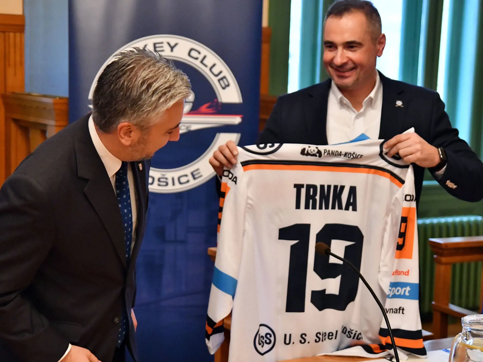Na snímke zľava predseda KSK Rastislav Trnka preberá dres so svojím menom od výkonného riaditeľa HC Košice Norberta Kocha počas podpisu Dohody o spolupráci projektu hokejovej akadémie v Košickom kraji, v Košiciach 19. decembra 2019. FOTO TASR - Roman Hanc