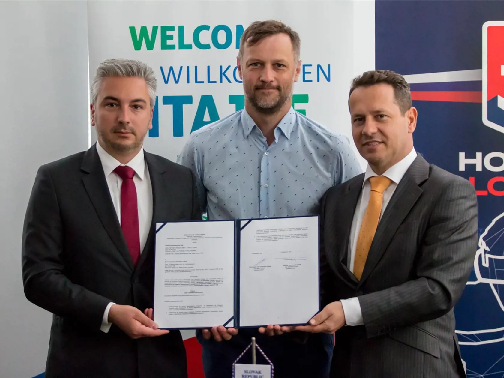 Prezident Slovenského zväzu ľadového hokeja (SZĽH) Martin Kohút a predseda Košického samosprávneho kraja (KSK) Rastislav Trnka v pondelok slávnostne podpísali Memorandum o spolupráci. 