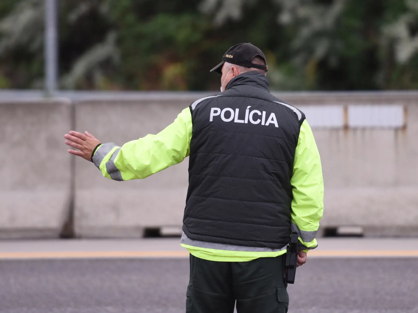 Majitelia fitnescentier, ktoré sa nedostali ani do štvrtej fázy uvoľňovania opatrení a stále sú zavreté, sa rozhodli štrajkovať. Na snímke policajt usmerňuje dopravu na D1 pri odpočívadle Zeleneč neďaleko Trnavy v pondelok 25. mája 2020. FOTO TASR - Lukáš Grinaj