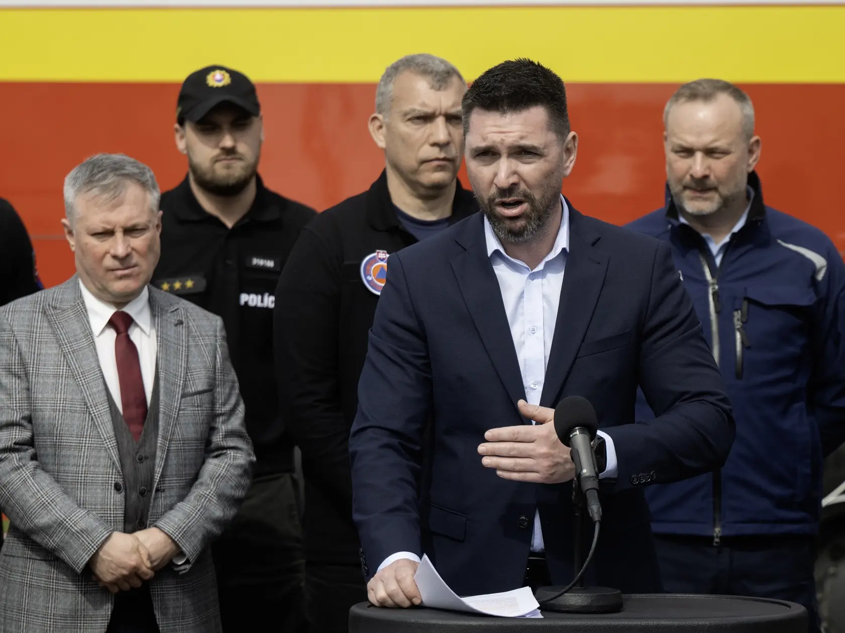 Na snímke v popredí minister pôdohospodárstva a rozvoja vidieka SR Richard Takáč (Smer-SD) počas tlačovej konferencie k aktuálnemu vývoju slintačky a krívačky a v pozadí zľava hlavný veterinár Martin Chudý, generálny riaditeľ sekcie krízového riadenia Ervín Erdélyi a prezident Hasičského a záchranného zboru Adrián Mifkovič 14. apríla 2025 v Bratislave. 