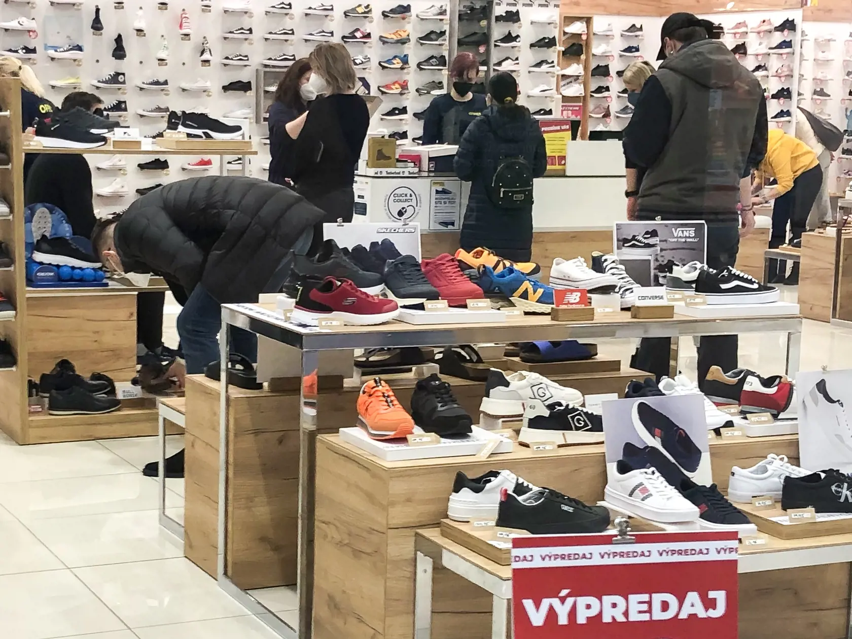 Uvoľnenie bezpečnostných opatrení počas druhej vlny pandémie koronavírusu Covid - 19 v sebe prinieslo dlhoočakávané otvorenie všetkých obchodných prevádzok na Slovensku.