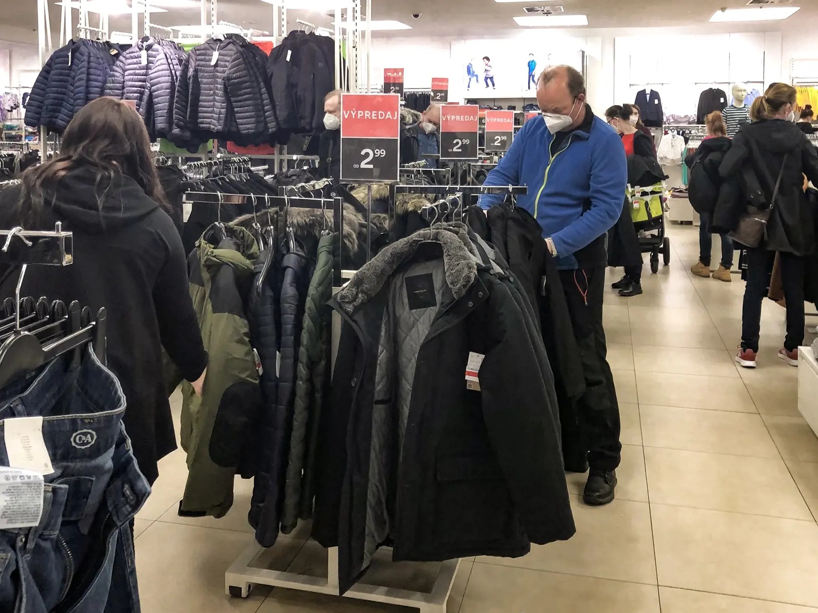 Uvoľnenie bezpečnostných opatrení počas druhej vlny pandémie koronavírusu Covid - 19 v sebe prinieslo dlhoočakávané otvorenie všetkých obchodných prevádzok na Slovensku.