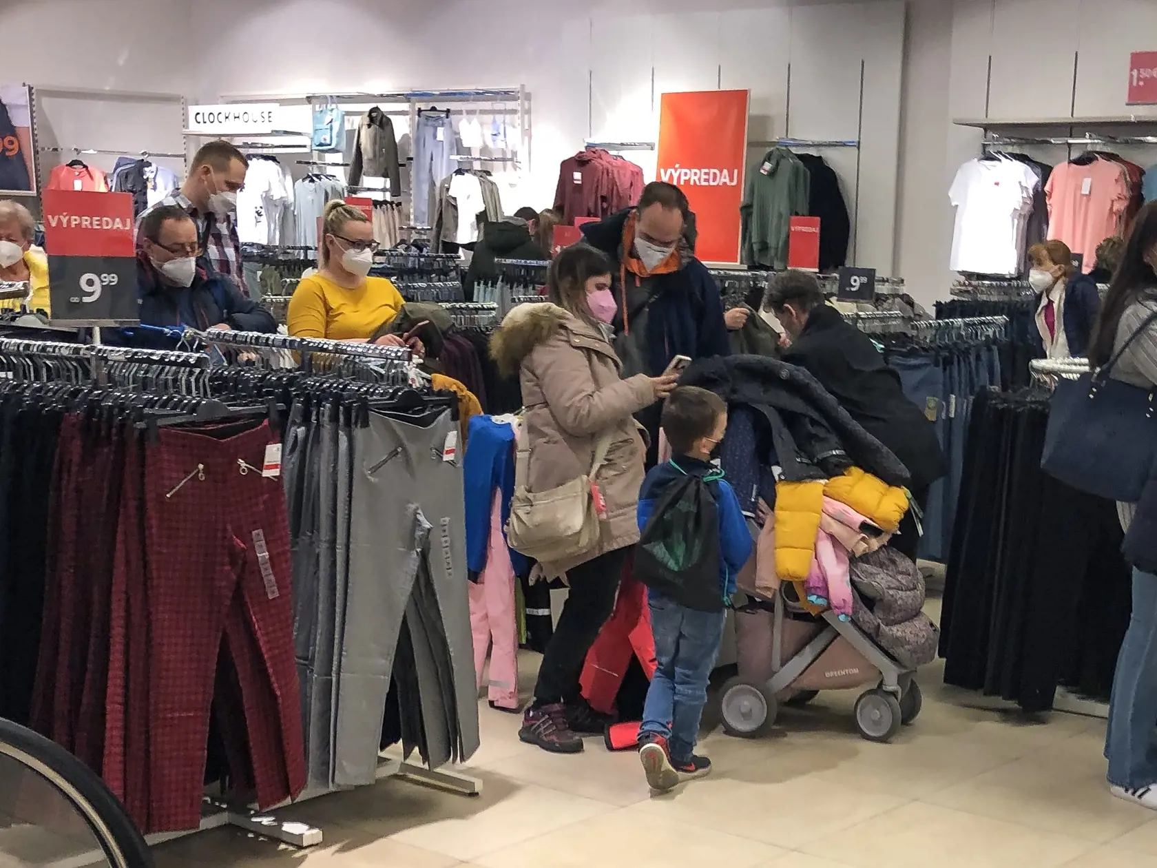 Uvoľnenie bezpečnostných opatrení počas druhej vlny pandémie koronavírusu Covid - 19 v sebe prinieslo dlhoočakávané otvorenie všetkých obchodných prevádzok na Slovensku.