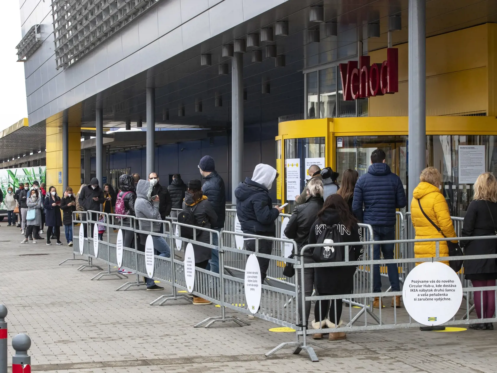 Uvoľnenie bezpečnostných opatrení počas druhej vlny pandémie koronavírusu Covid - 19 v sebe prinieslo dlhoočakávané otvorenie všetkých obchodných prevádzok na Slovensku.