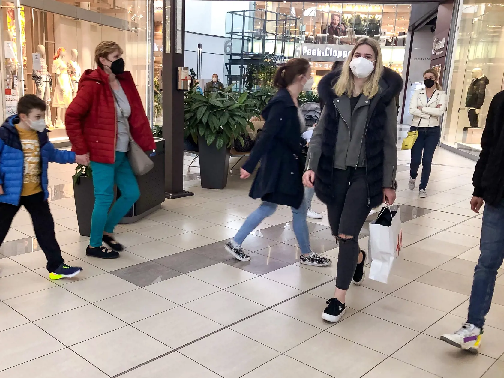 Uvoľnenie bezpečnostných opatrení počas druhej vlny pandémie koronavírusu Covid - 19 v sebe prinieslo dlhoočakávané otvorenie všetkých obchodných prevádzok na Slovensku.