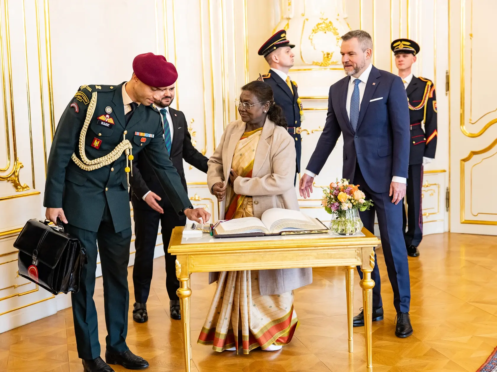 Prezident SR Peter Pellegrini víta v Grasalkovičovom paláci prezidentku Indickej republiky Draupadi Murmúovú.
