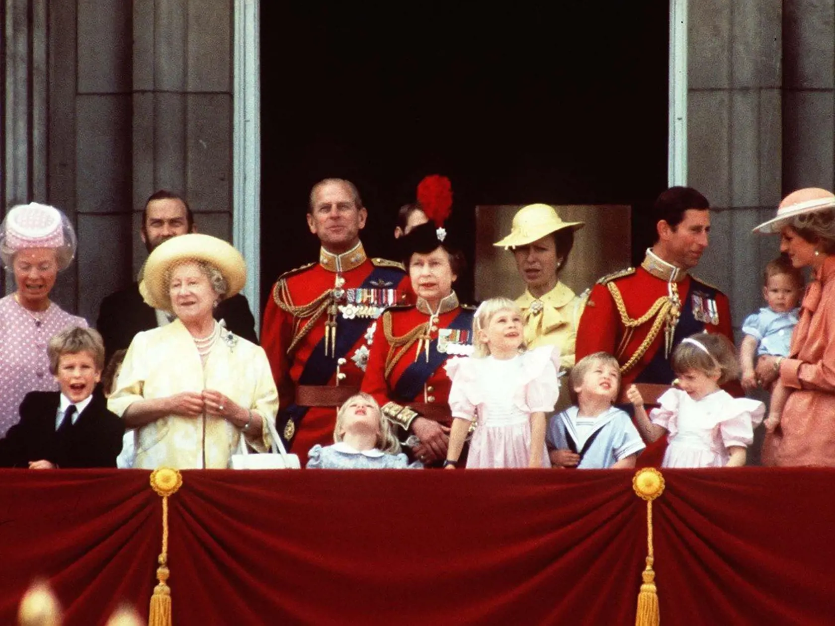 Letecká prehliadka v roku 1985. Na balkóne Buckinghamského paláca vidieť kráľovnú matku, princeznú Dianu i kráľovninu sestru, princeznú Margaret.