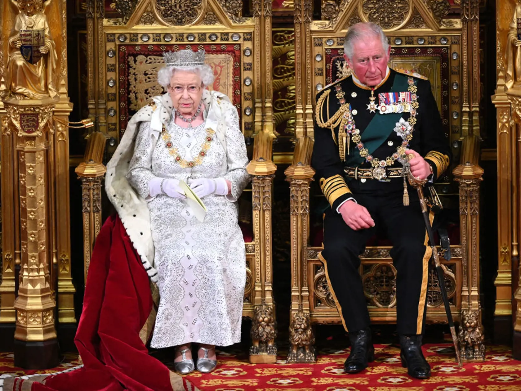 Takto prichádza kráľovná do parlamentu predniesť príhovor.Teraz ju sprevádza princ Charles.