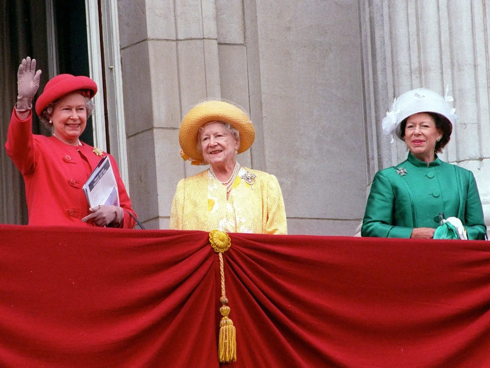 Kráľovná matka s dcérami na balkóne Buckinghamského paláca.