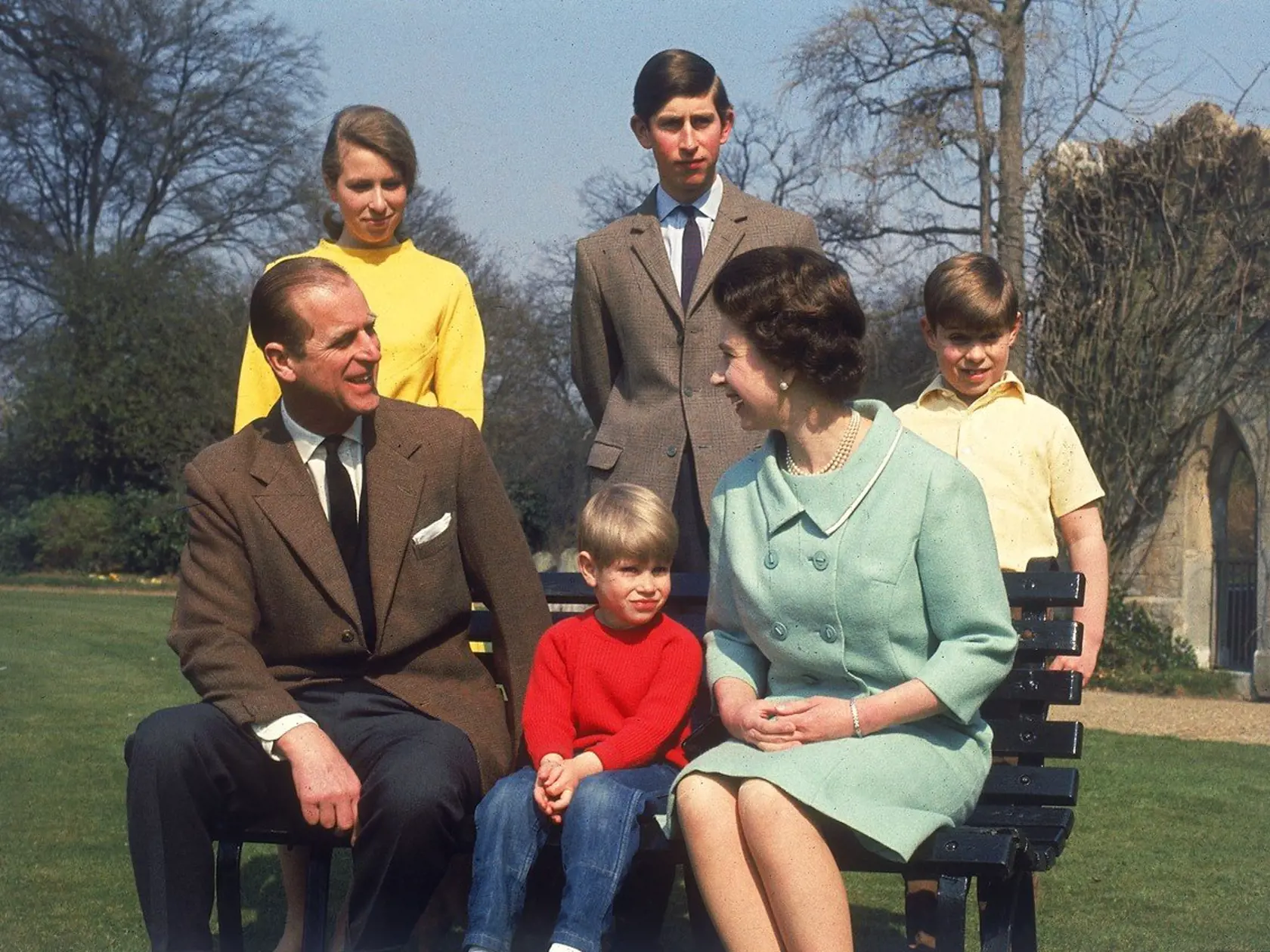 Kompletná kráľovská rodina na Windsorskom zámku v roku 1968.