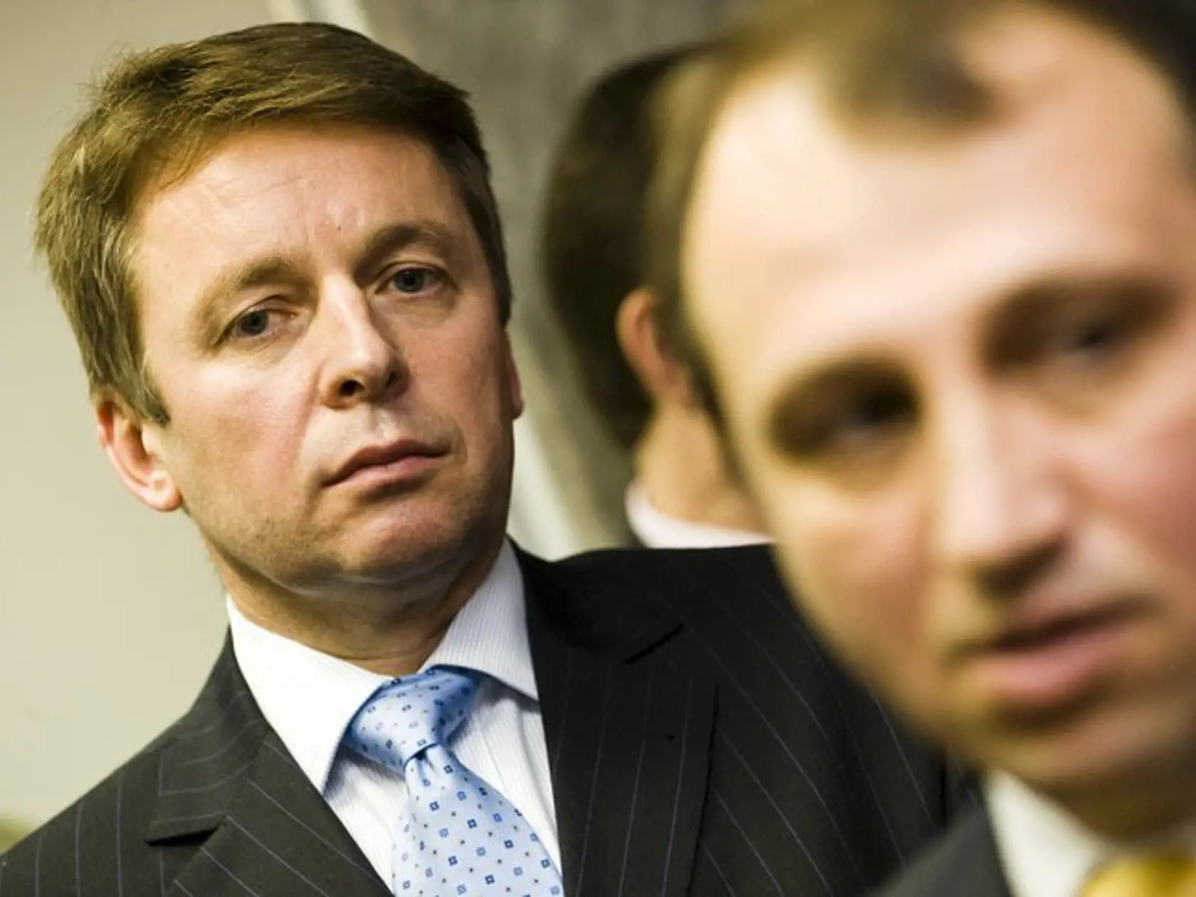 Na snímke poslanec SDKÚ-DS Ivan Mikloš (vľavo) a poslanec SMER-SD Jozef Burian. (archívne foto)
