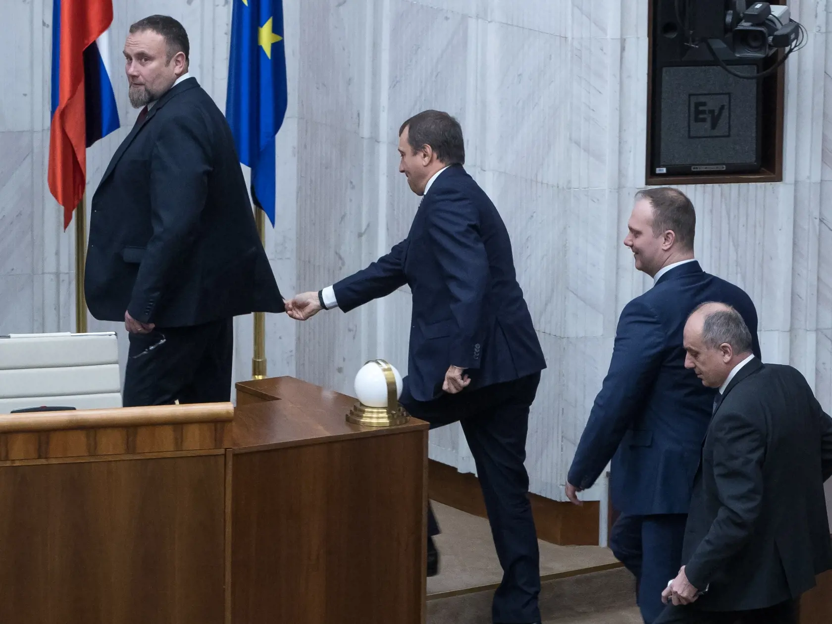 Zasadnutie parlamentu k vyjadreniu dôvery novo zostavenej vláde pod vedením Petra Pellegriniho. Na snímke zľava je Peter Šuca a Jozef Burian. (archívne foto)