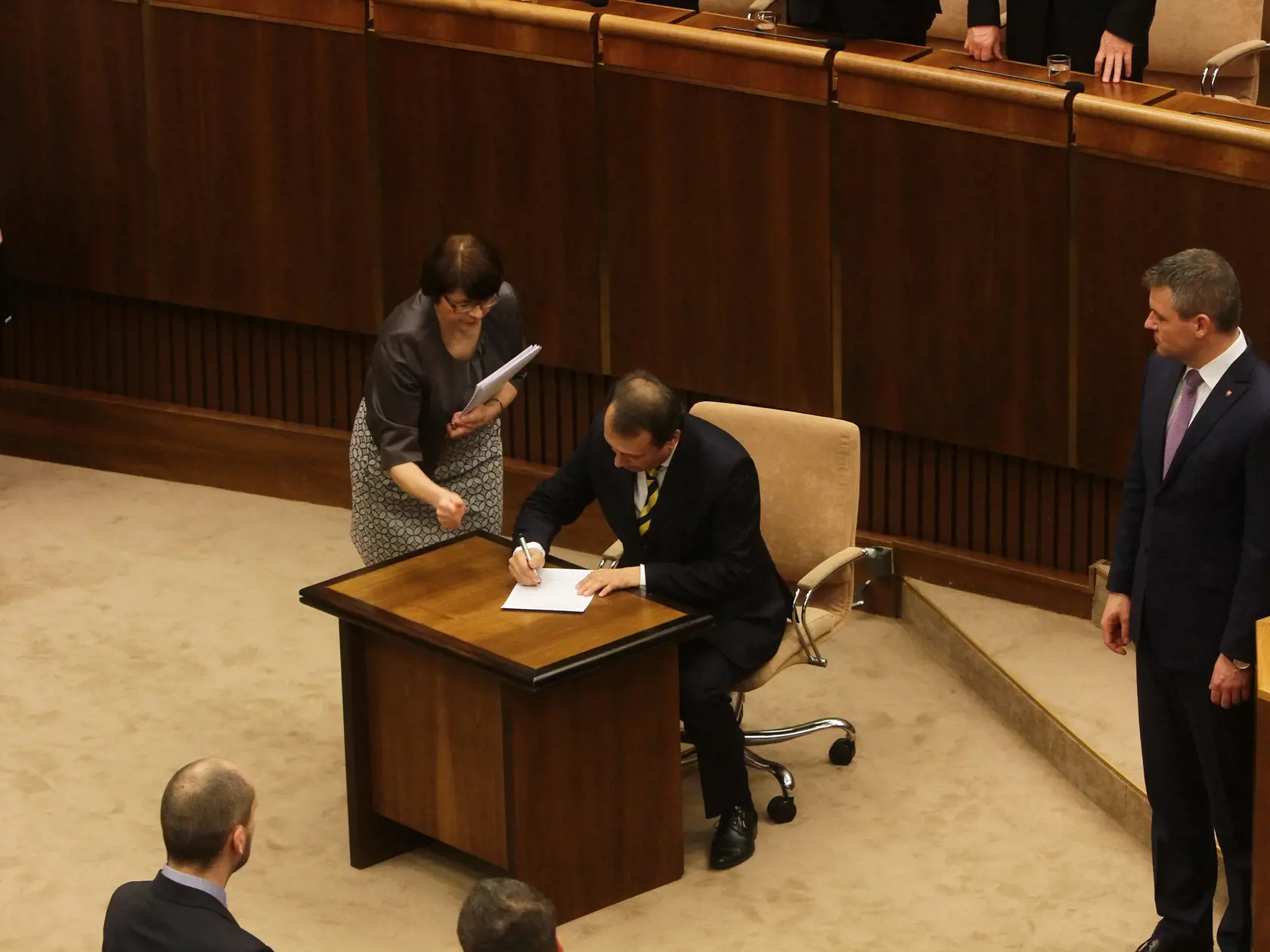 Jozef Burian (SMER-SD) pri skladaní sľubu.